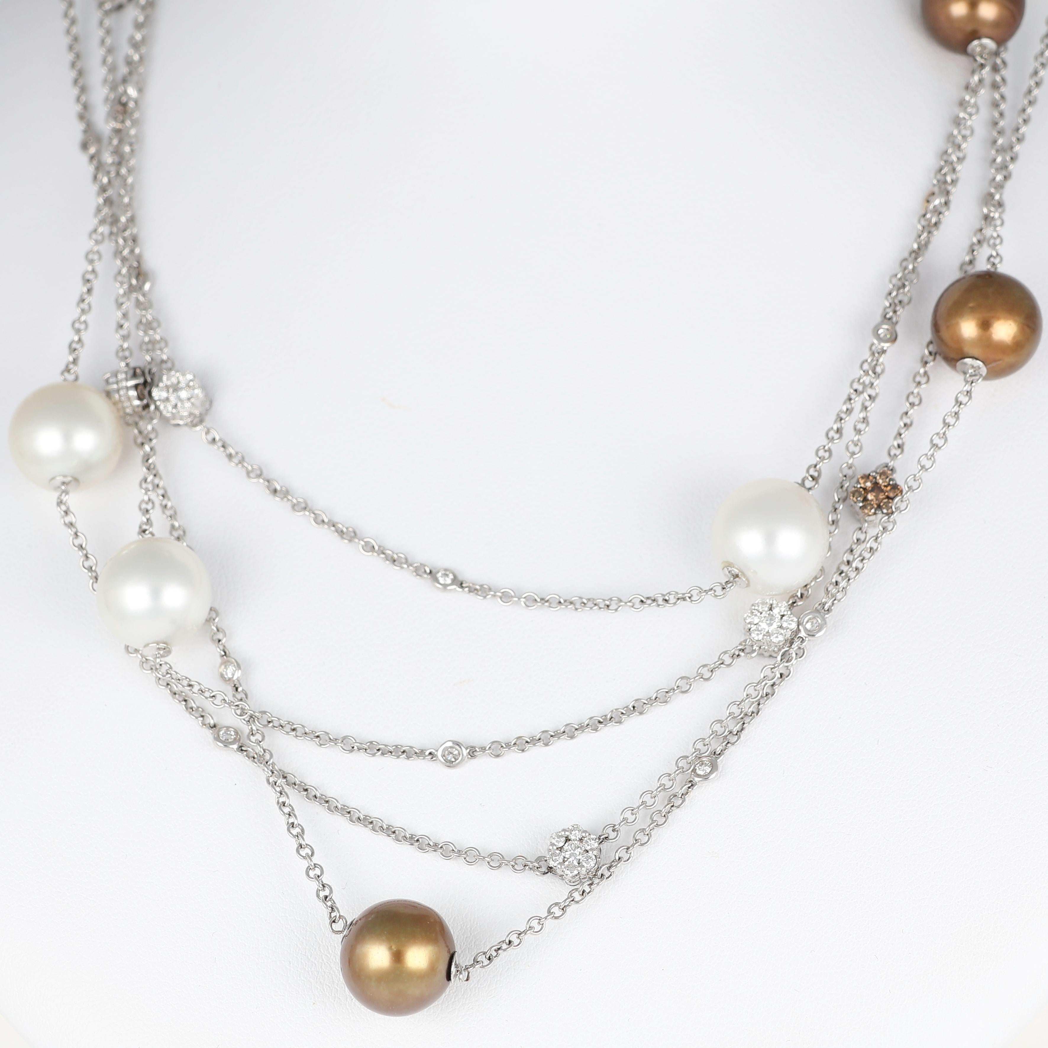 Taglio brillante Collana in oro bianco 18K con perle bianche e marroni, fiori di diamante e Brillie in vendita