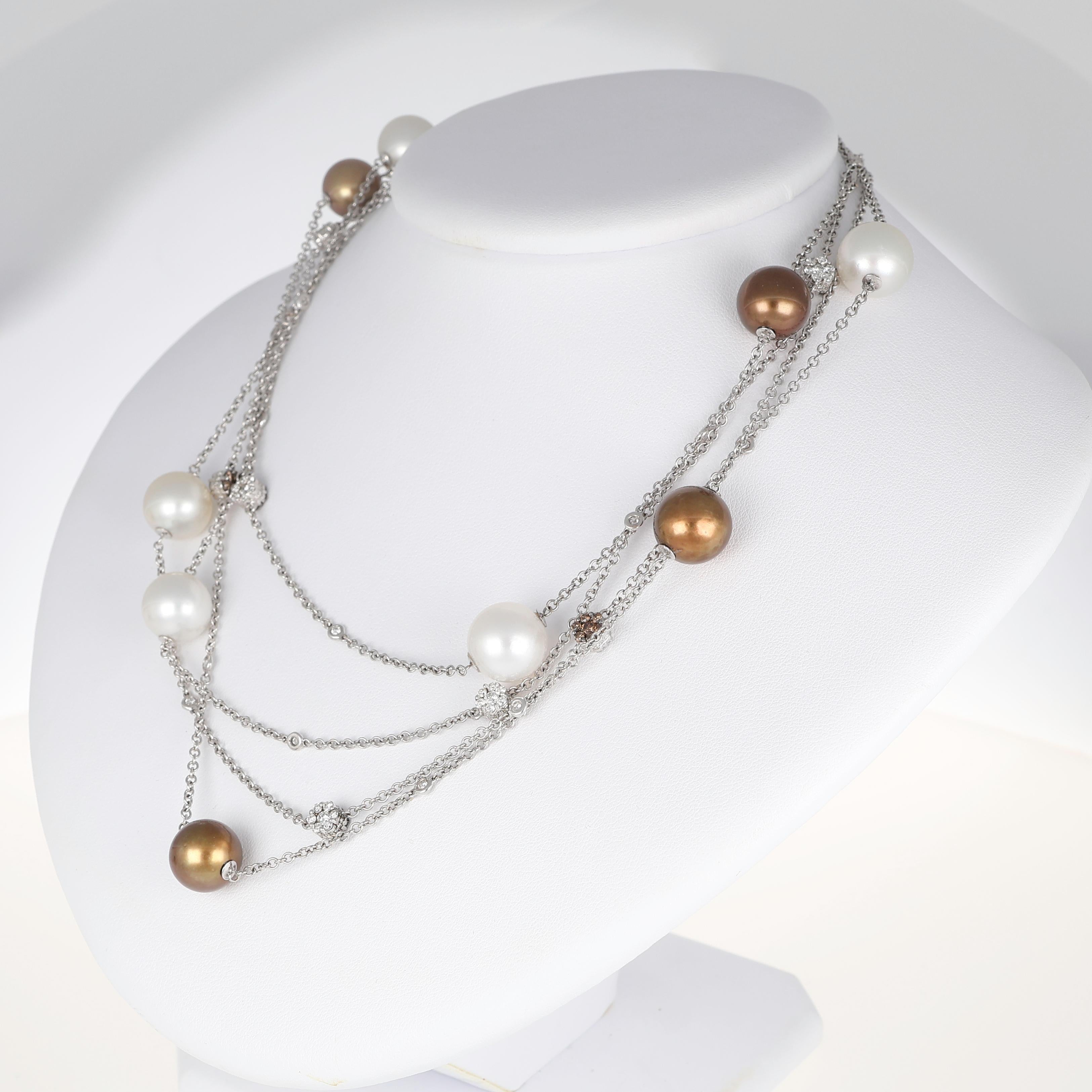 da uomo o donna Collana in oro bianco 18K con perle bianche e marroni, fiori di diamante e Brillie in vendita