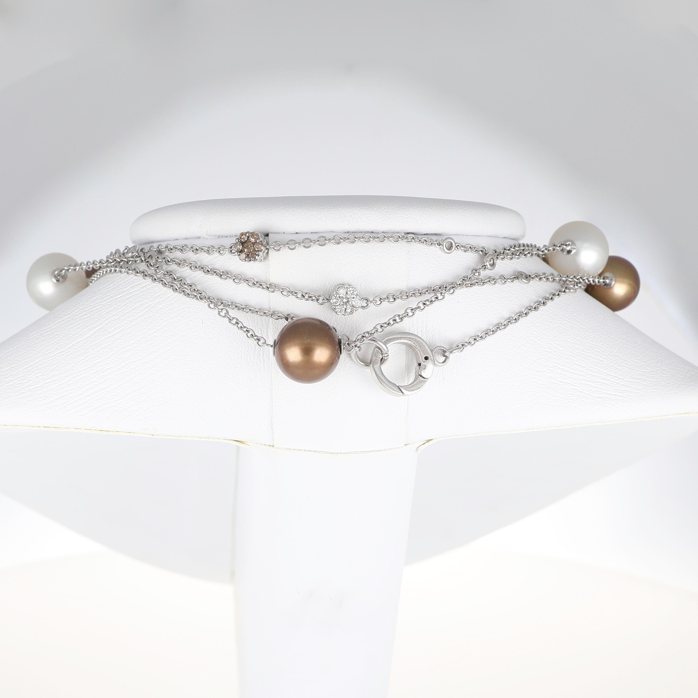 Collana in oro bianco 18K con perle bianche e marroni, fiori di diamante e Brillie in vendita 1