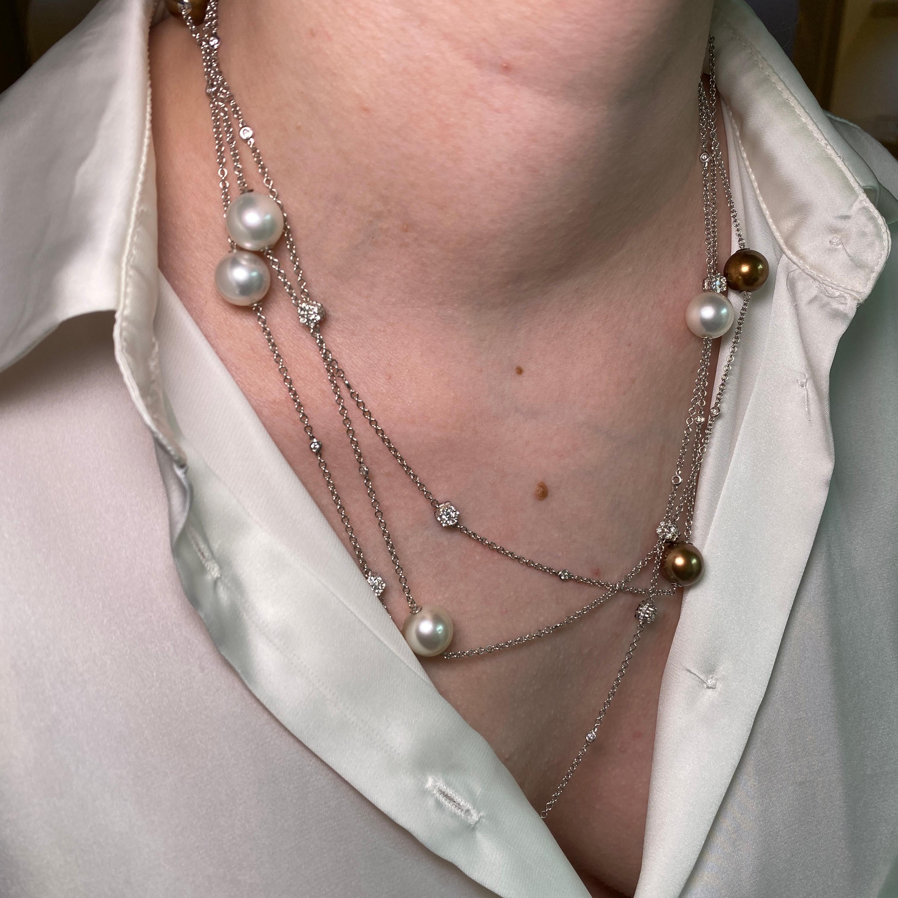 Collana in oro bianco 18K con perle bianche e marroni, fiori di diamante e Brillie in vendita 2
