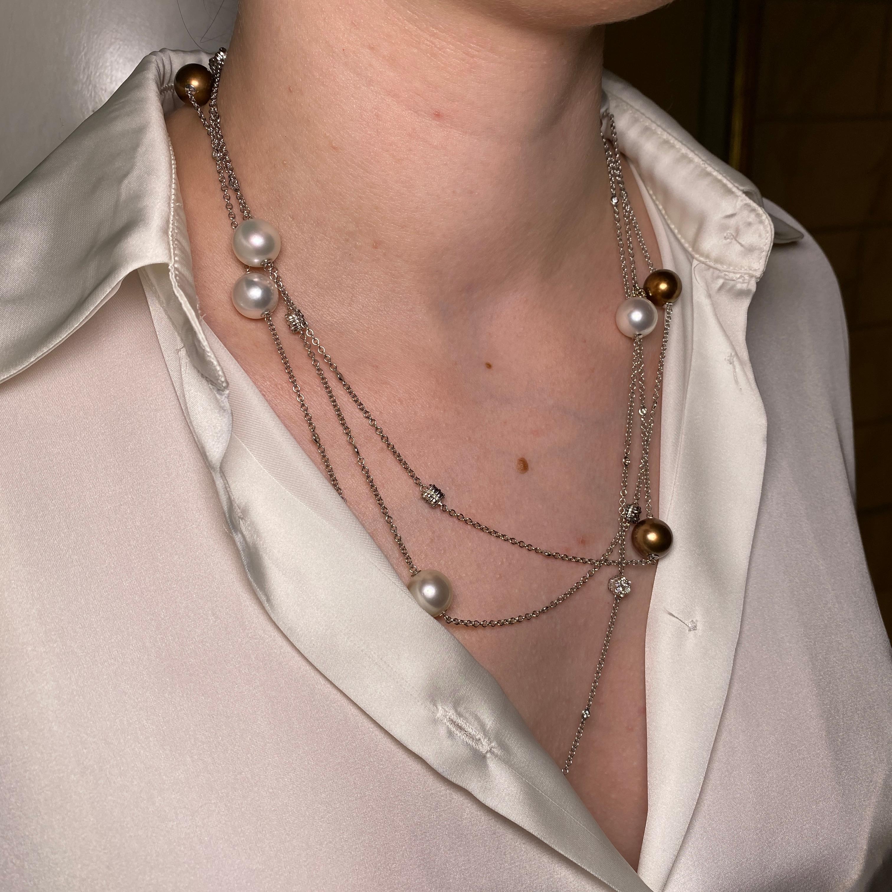 Collana in oro bianco 18K con perle bianche e marroni, fiori di diamante e Brillie in vendita 3