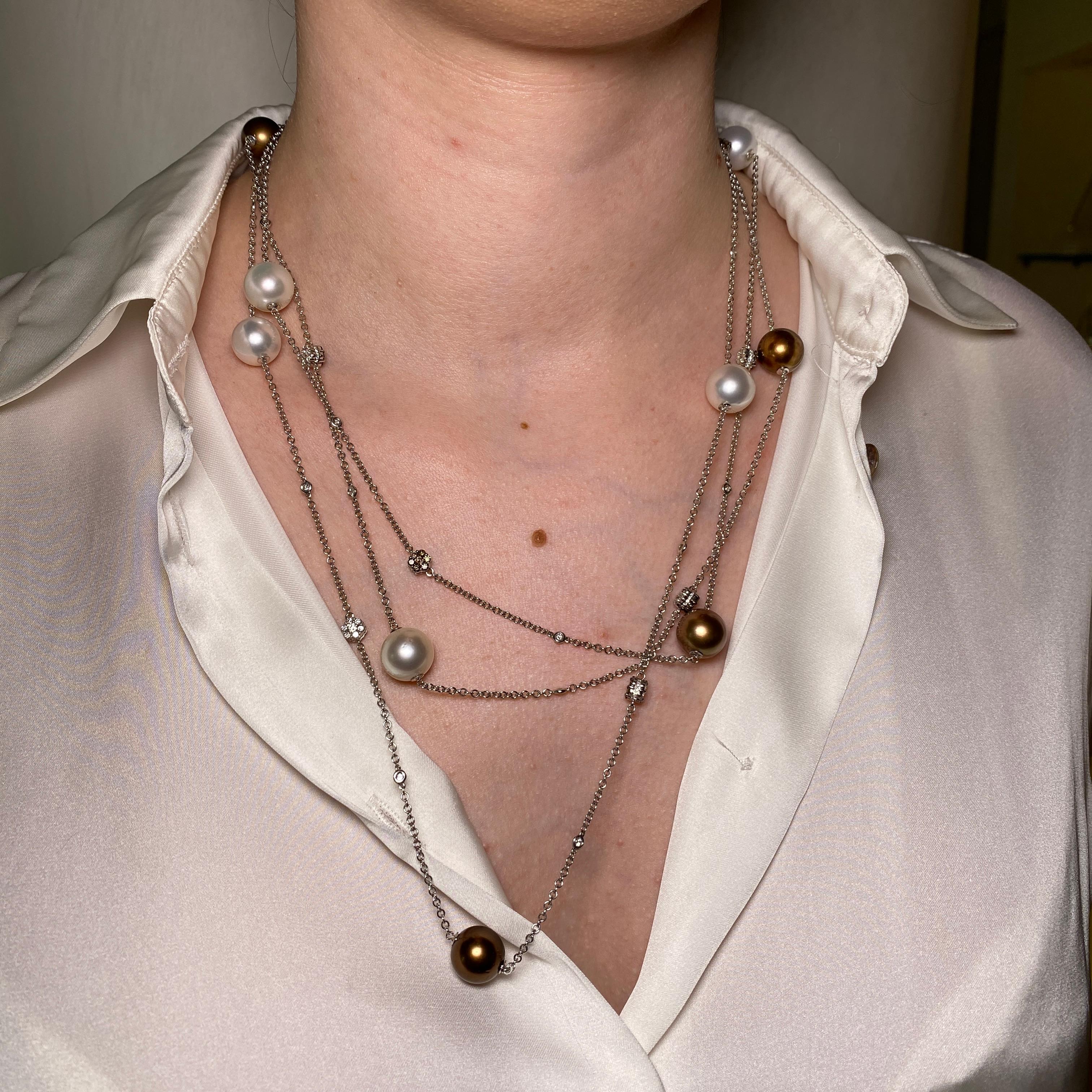 Collana in oro bianco 18K con perle bianche e marroni, fiori di diamante e Brillie in vendita 4