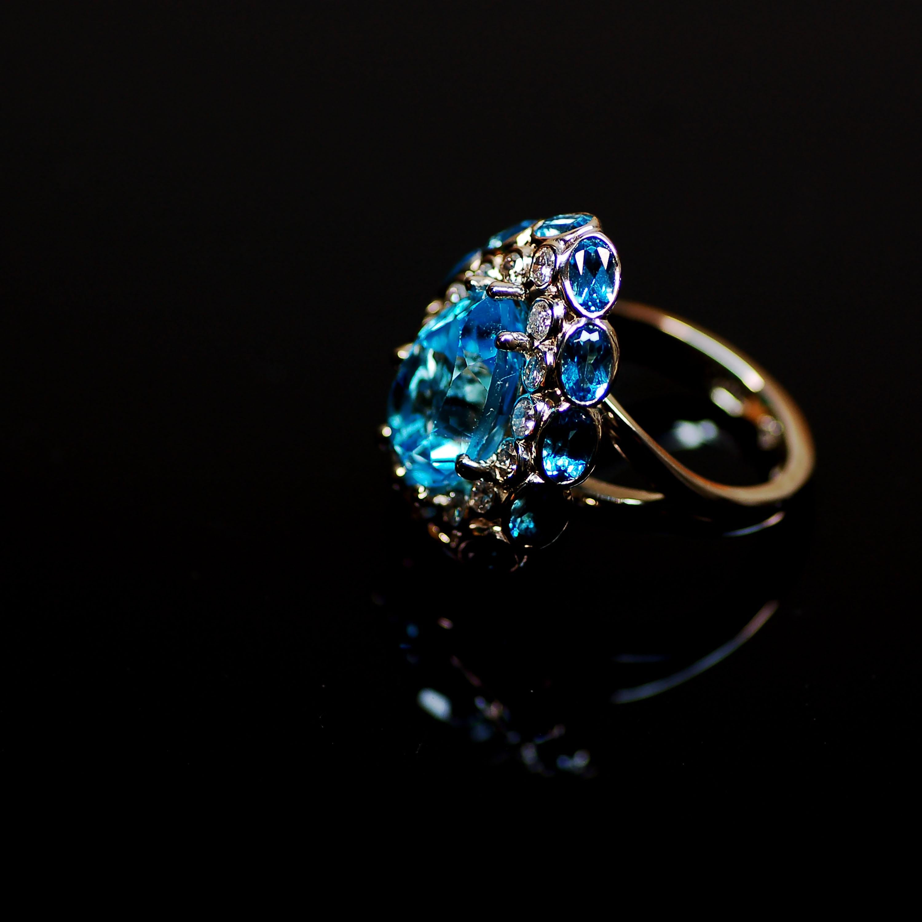 George III 18 Karat White Gold Neon Blue Aquamarines and Diamonds Cocktail Ring For Sale