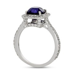 Bague en or blanc 18 carats à changement de couleur saphir et diamant Halo et pavé
