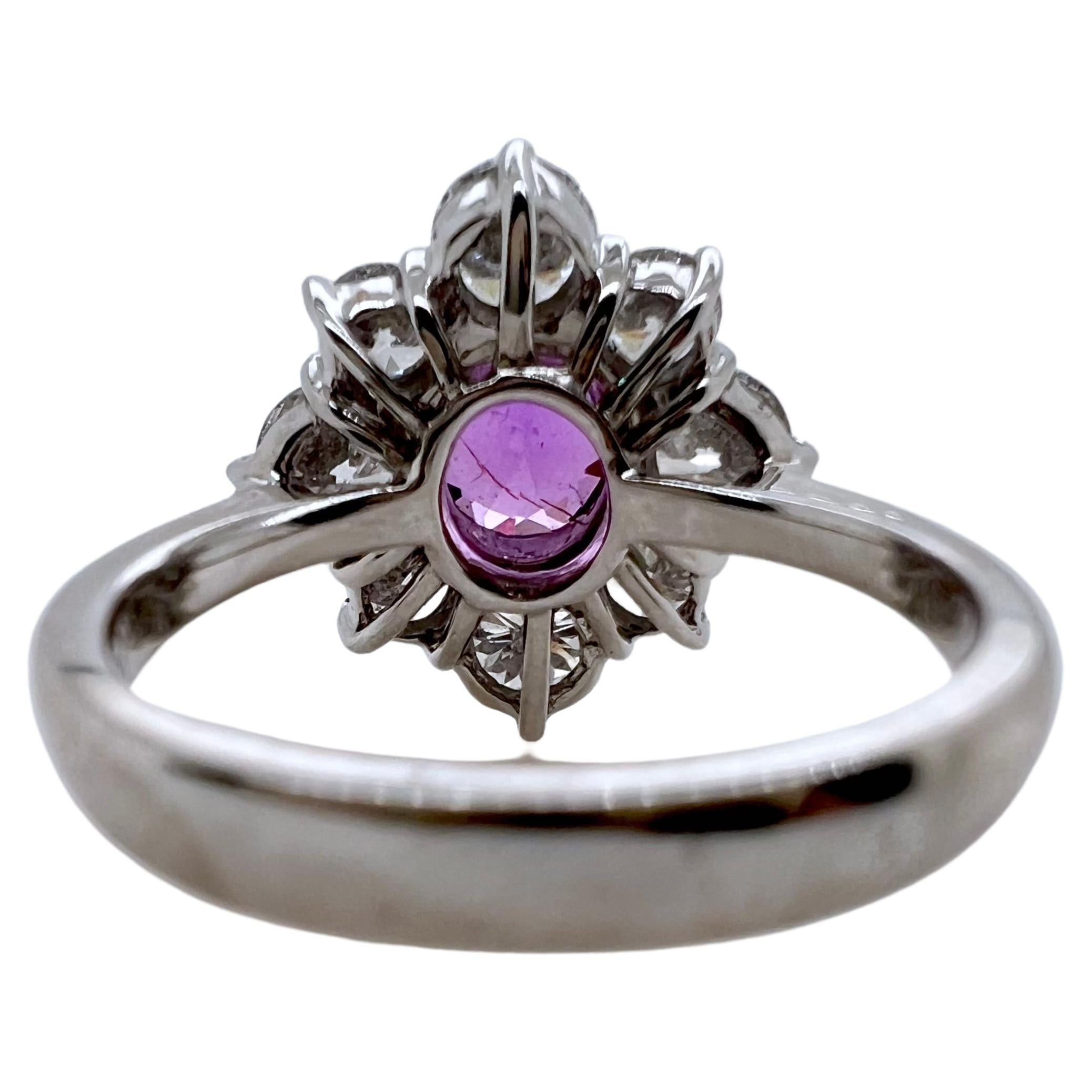 Ce magnifique saphir violet est serti dans une monture de diamants en or blanc 19k faite à la main.  Le saphir est certifié GIA et n'a pas été chauffé.  Le magnifique ton de couleur contre les diamants brillants et éclatants le fait ressortir et