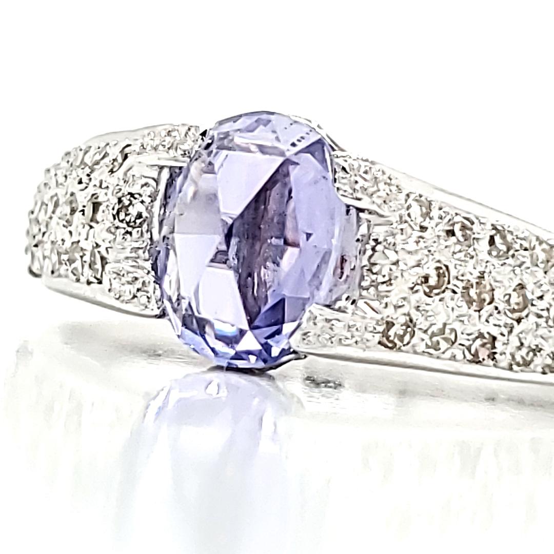 
Le saphir bleu de forme ovale et taillé en rose pèse 1,78 carats. 

Il est extrait des profondeurs vierges du Sri Lanka et ne subit aucun traitement thermique.

Ornée de 0,69 carats de diamants ronds et sertie dans un luxueux or blanc 18 carats
