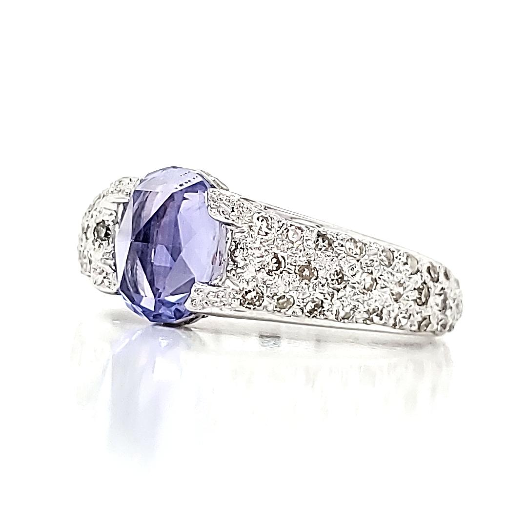 Contemporain Bague en or blanc 18 carats sans chaleur, saphir bleu taille rose de forme ovale de 1,78 carat en vente