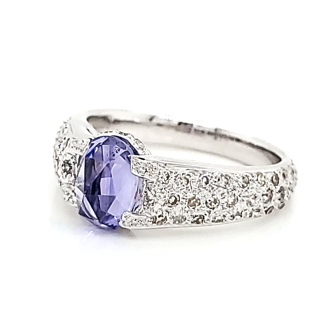 Taille ronde Bague en or blanc 18 carats sans chaleur, saphir bleu taille rose de forme ovale de 1,78 carat en vente