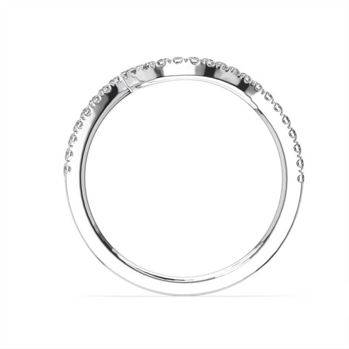 Dieser geschwungene Ring zeichnet sich durch funkelnde, in Mikrozacken gefasste Diamanten entlang des oberen Teils des zarten Bandes aus. Dieser Ring passt zu unserem Noga-Ring und muss entsprechend den Maßen des mittleren Edelsteins angepasst
