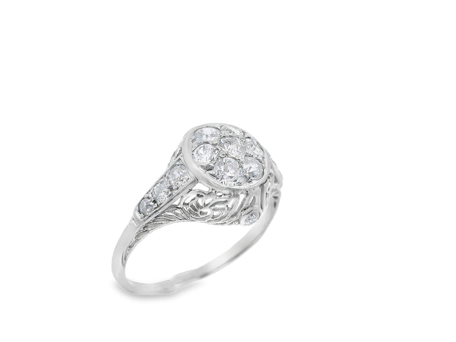 Taille vieille Europe Bague de fiançailles en or blanc 18 carats avec grappe de diamants taille européenne ancienne en vente