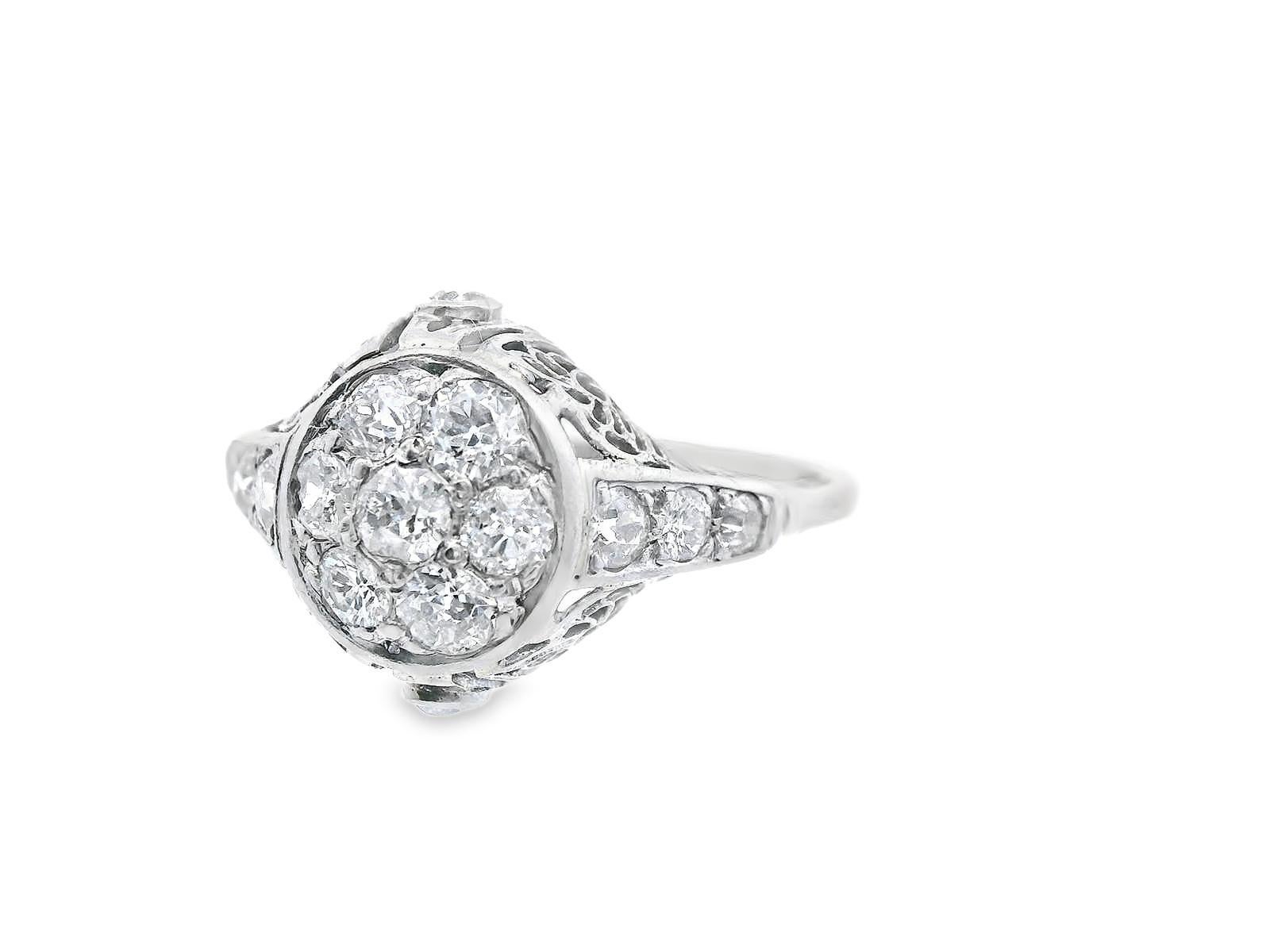 Bague de fiançailles en or blanc 18 carats avec grappe de diamants taille européenne ancienne en vente 1
