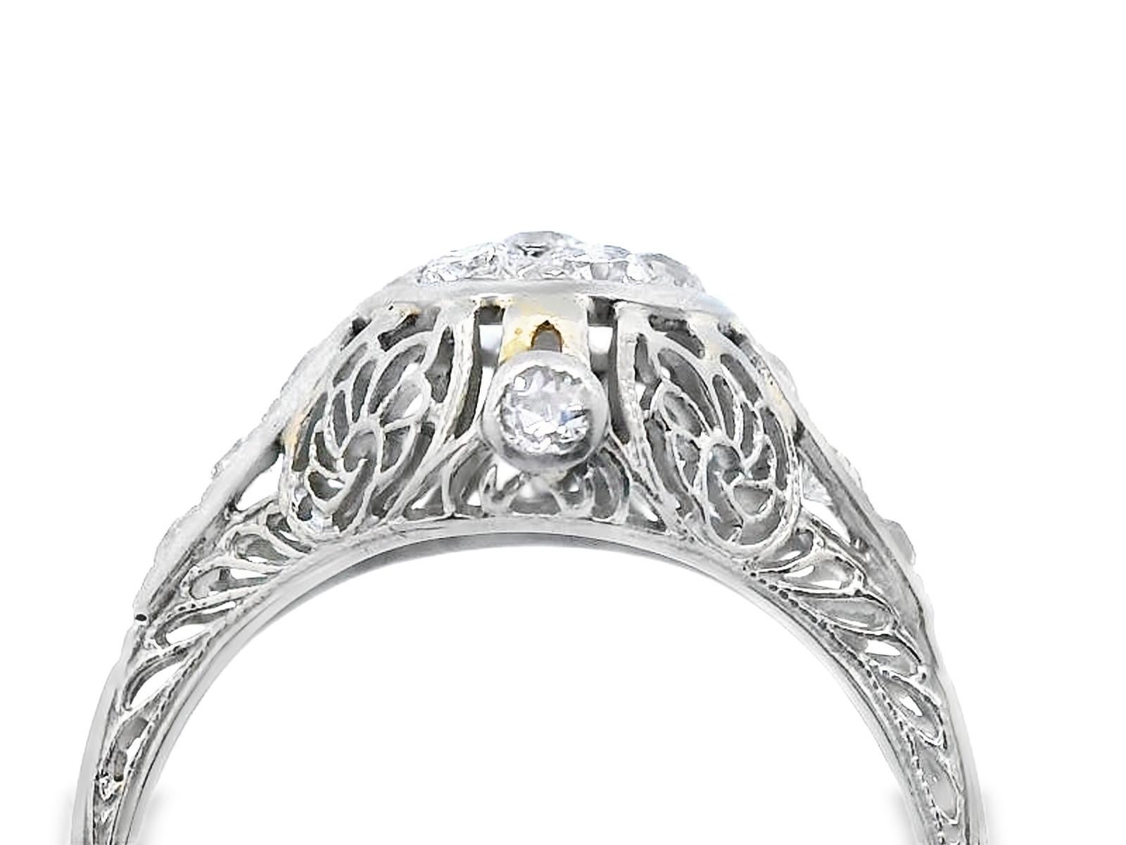 Bague de fiançailles en or blanc 18 carats avec grappe de diamants taille européenne ancienne en vente 3