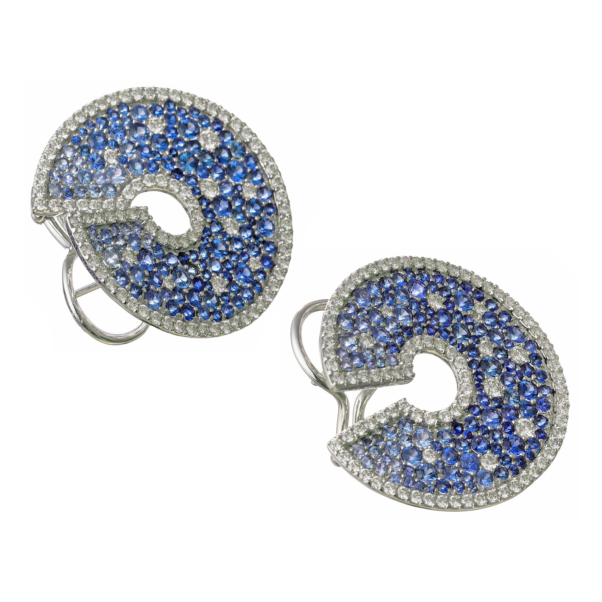 Boucles d'oreilles de style créole, composées de saphirs de taille ronde de différentes tailles dans des tons allant du bleu pâle au bleu foncé, accentués par des diamants ronds de taille brillante. Fabriqué à la main en or blanc 18 carats. Les