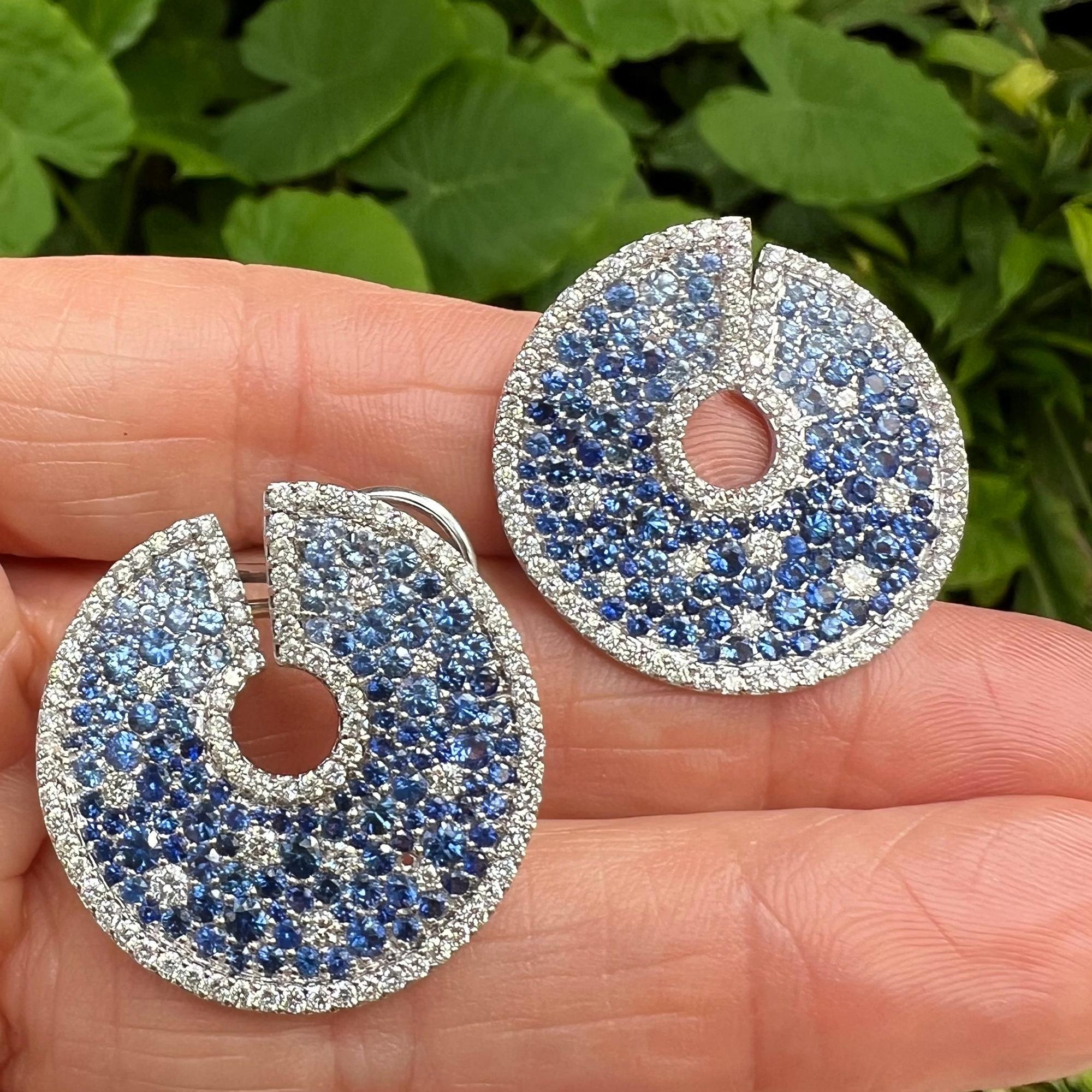 Boucles d'oreilles cercle en or blanc 18k saphir et diamant Ombre en vente 1