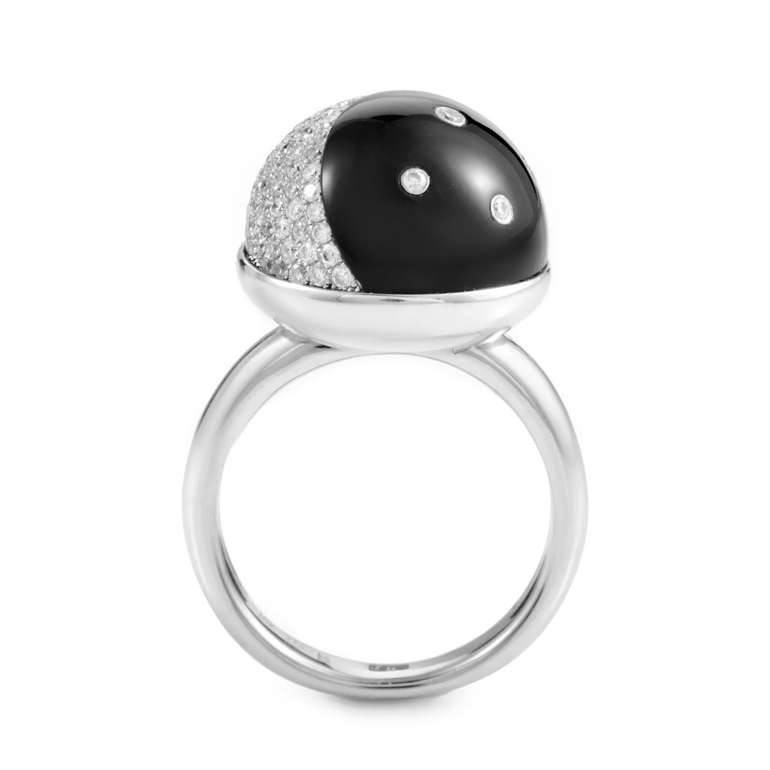 On top of an impeccably gleaming body, an astonishing decoration boasts a stark contrast produced by the stunning black onyx and bright glowing diamonds amounting to 1.02 carats, creating an intriguing sight for this 18K white gold ring.
