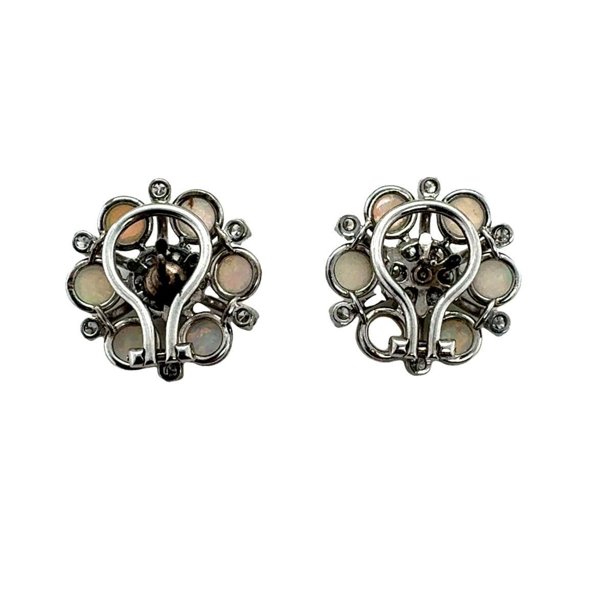 Cabochon Orecchini di metà secolo in oro bianco 18 carati con opale e diamanti in vendita