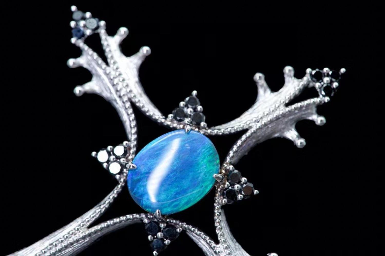 18K White Gold Opal & Blue Sapphire Cross Pendant Necklace with Diamonds In New Condition For Sale In Kowloon, HK