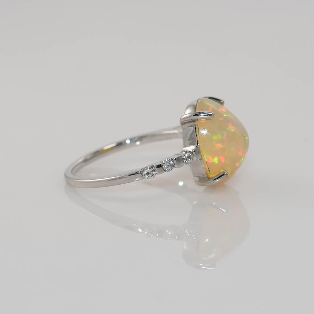 18K White Gold Opal & Diamond Ring, 2.7g For Sale 1