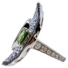 Bague en or blanc 18k avec opale, tsavorite, saphirs de couleur et diamants