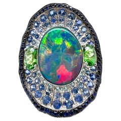 Bague en or blanc 18 carats avec tsavorite, saphirs de couleur et diamants