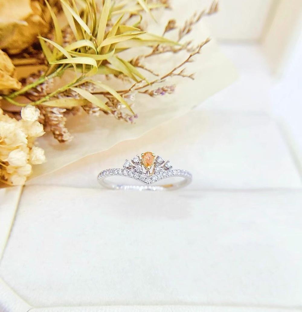 18K White Gold Orange Diamond Crown-Shaped Engagement Ring In New Condition For Sale In Kowloon, HK