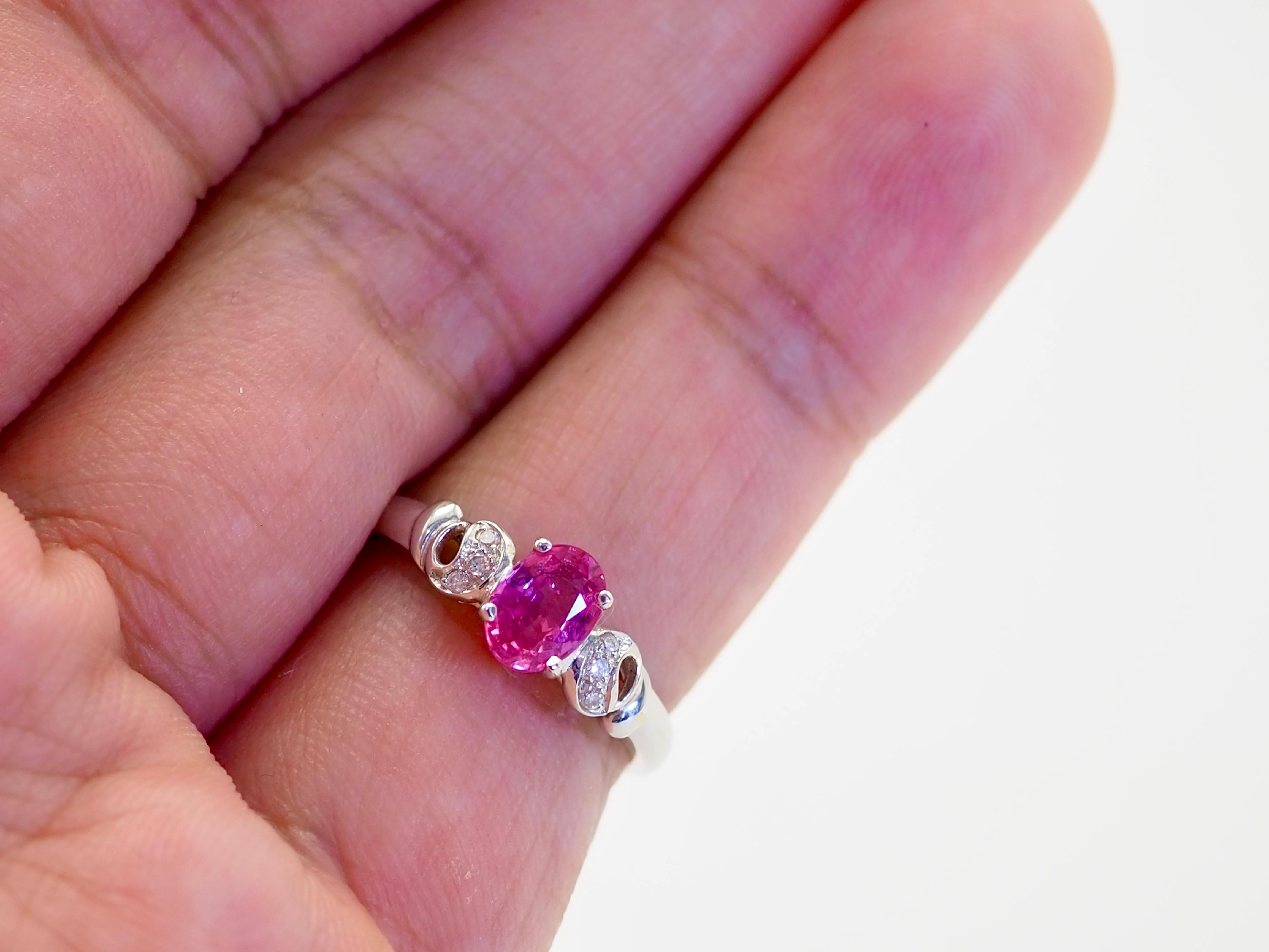 Anello Eleg in oro bianco 18 carati con zaffiro rosa ovale da 0,92 carati e diamante da 0,06 carati in vendita 4