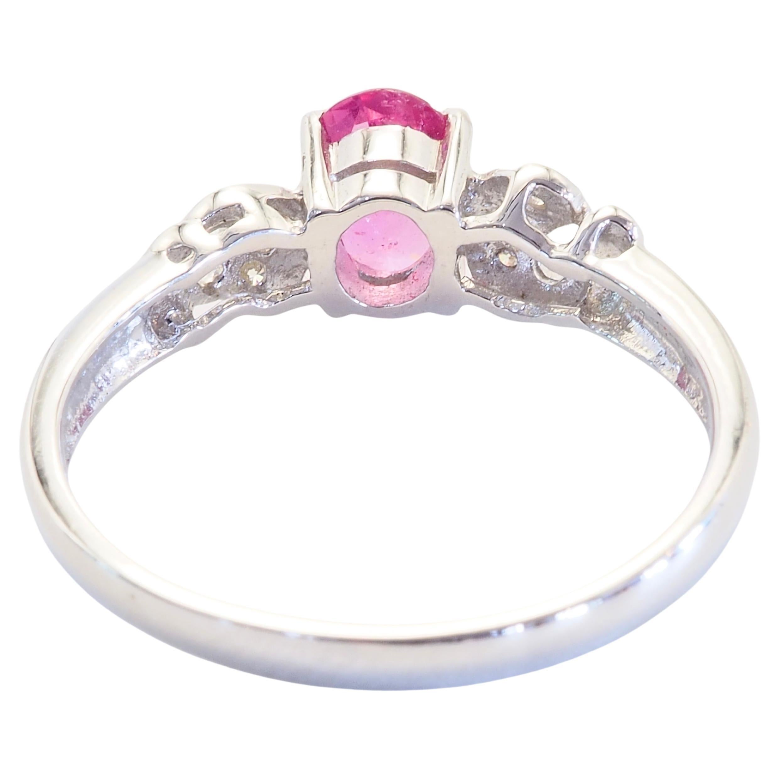 Taglio ovale Anello Eleg in oro bianco 18 carati con zaffiro rosa ovale da 0,92 carati e diamante da 0,06 carati in vendita