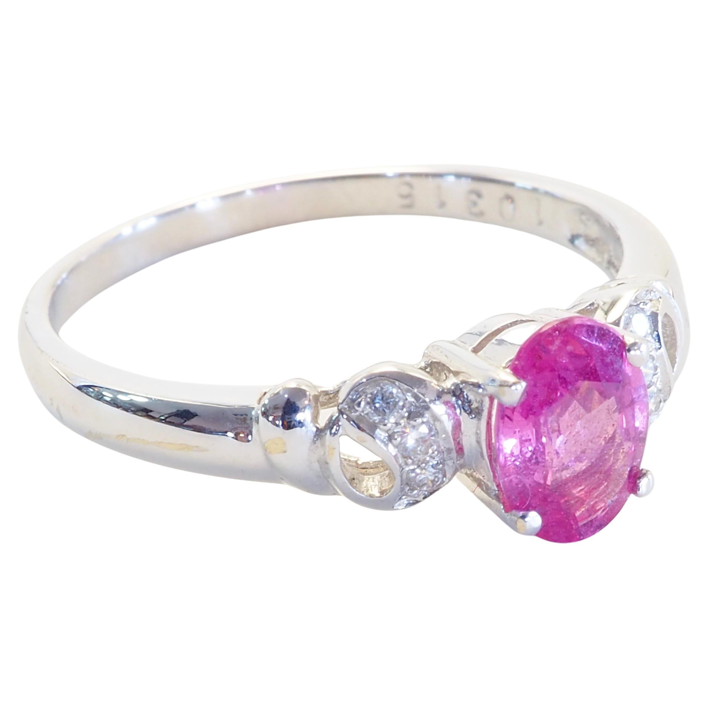 Uno zaffiro rosa brillante dal colore vivido che aspetta solo di essere posseduto! L'anello in oro bianco 18 carati ha un design elegante con sei diamanti rotondi per una decorazione di grande effetto.

Dettagli del prodotto: 

Metallo: oro