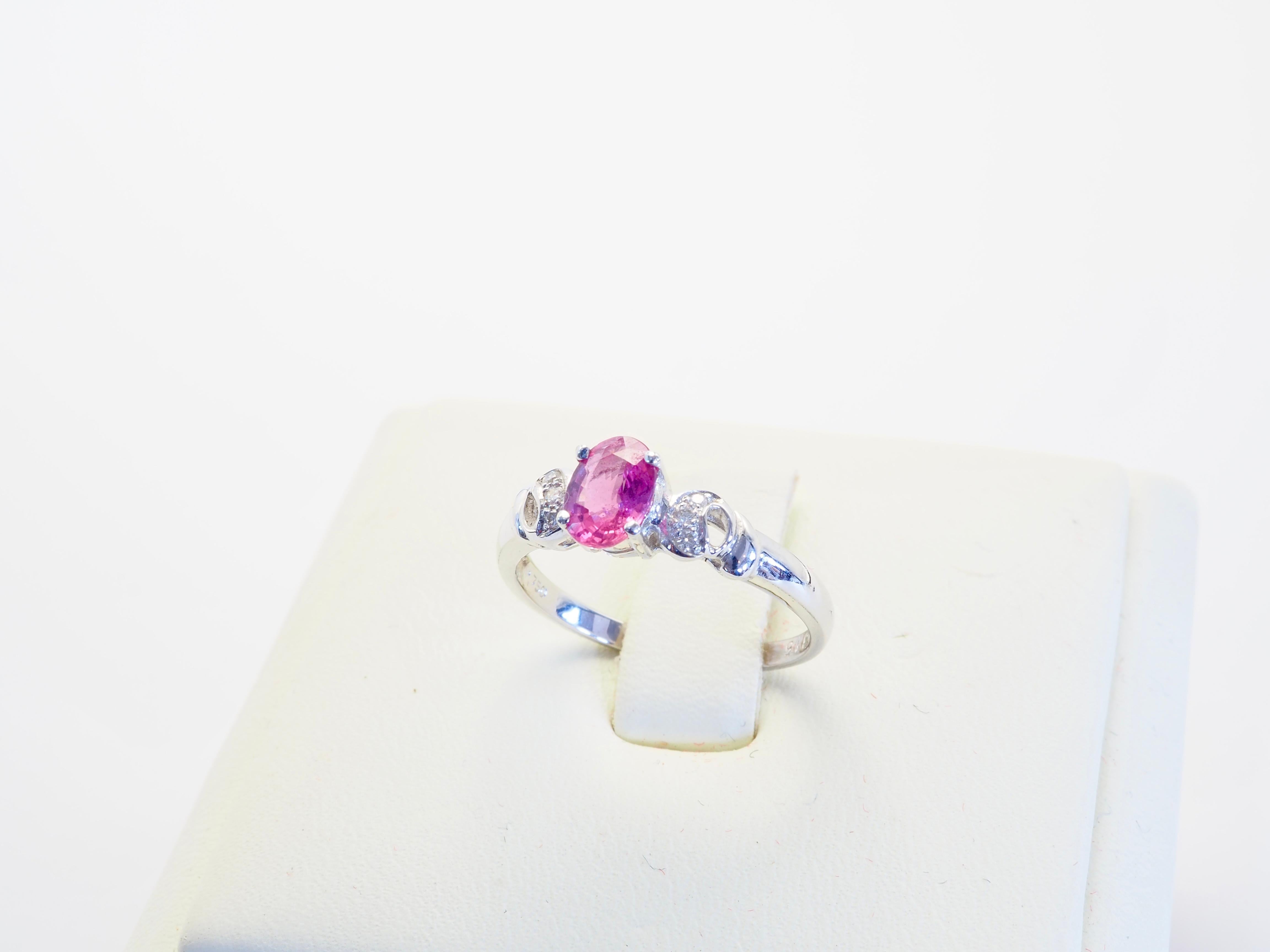 Anello Eleg in oro bianco 18 carati con zaffiro rosa ovale da 0,92 carati e diamante da 0,06 carati In condizioni Nuovo in vendita a เกาะสมุย, TH