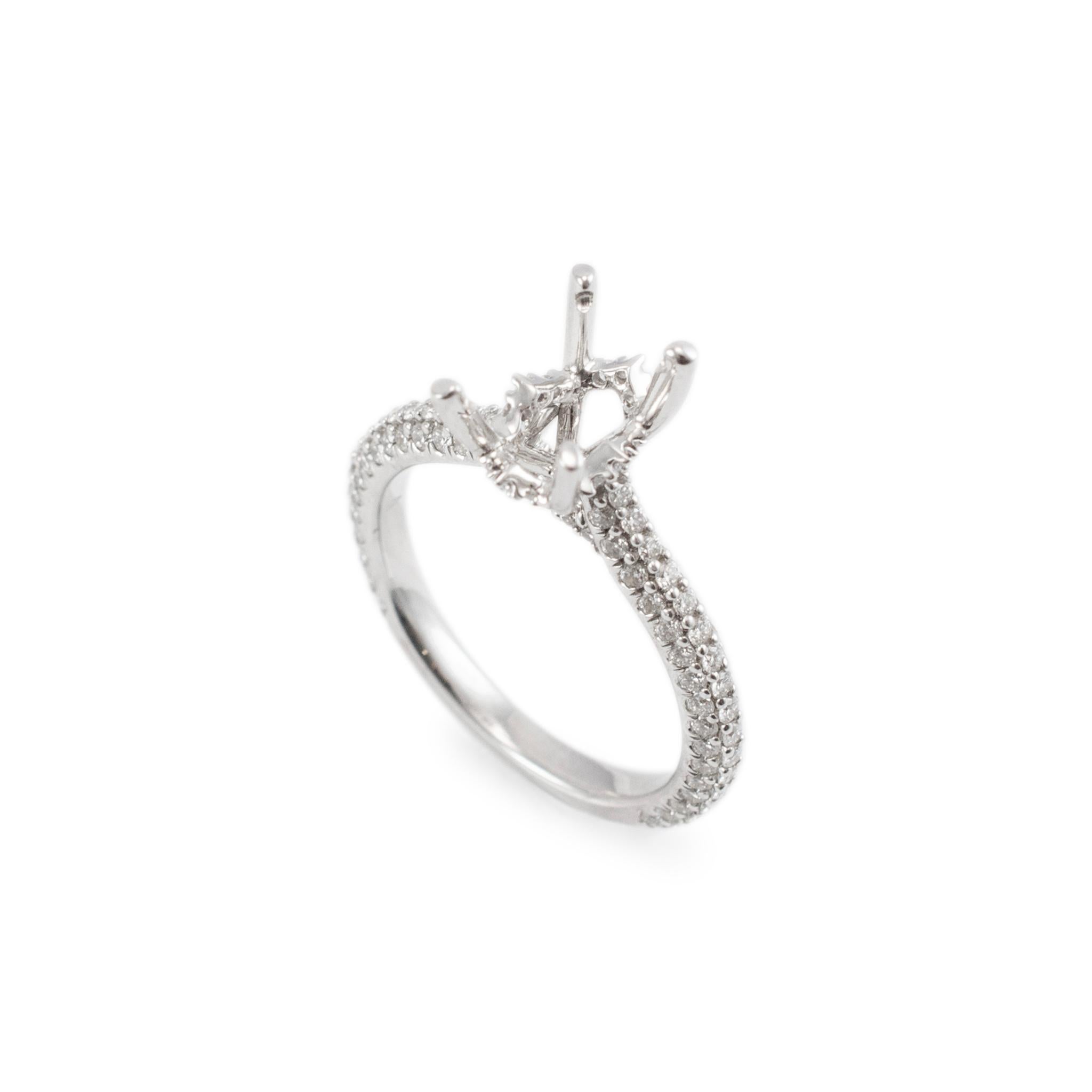 Geschlecht: Damen

Metall Typ: 18K Weißgold

Größe: 7

Maximale Breite des Schaftes: 2.40 mm

Gewicht: 4.23 Gramm

Eine Damen maßgeschneiderte poliert 18K Weißgold, Diamanten akzentuiert, Engagement, semi-mount, versteckte Halo-Ring mit einem halben