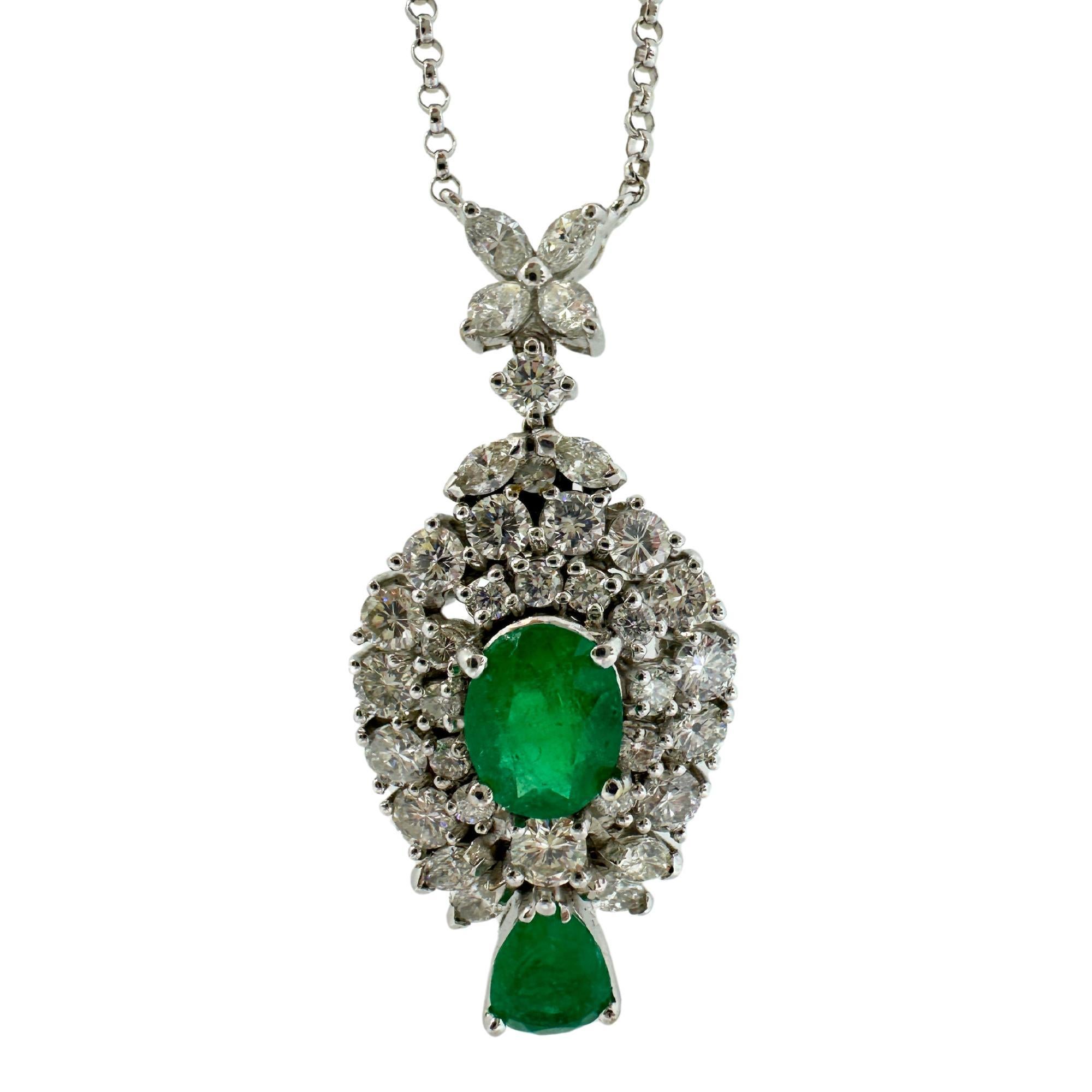 Collana di smeraldi e diamanti in oro bianco 18K con taglio ovale e a pera
Condit: In buone condizioni, con qualche lieve usura superficiale dovuta all'età.
Lunghezza: catena da 16,50 pollici, ciondolo da 1,50 pollici
Marcature: 