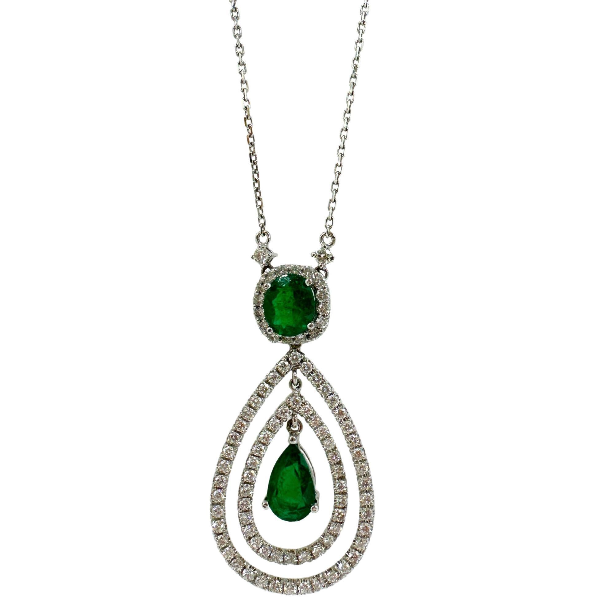 Collana di smeraldi e diamanti in oro bianco 18K con taglio ovale e a pera
Condit: In buone condizioni, con qualche lieve usura superficiale dovuta all'età.
Lunghezza: catena da 16 pollici, ciondolo da 1,75 pollici
Marcature: 