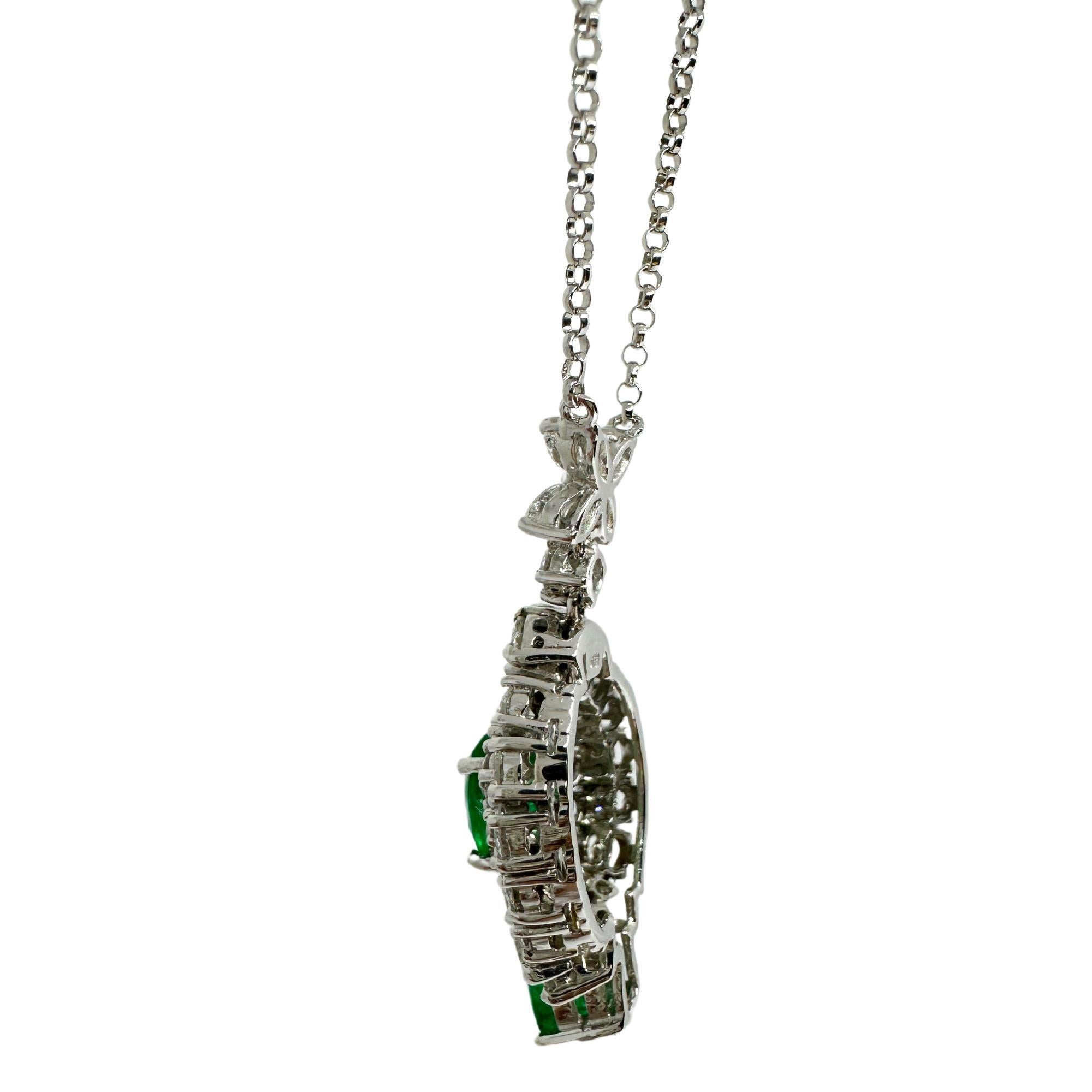 Collana di smeraldi e diamanti in oro bianco 18K con taglio ovale e a pera In condizioni buone in vendita a New York, NY