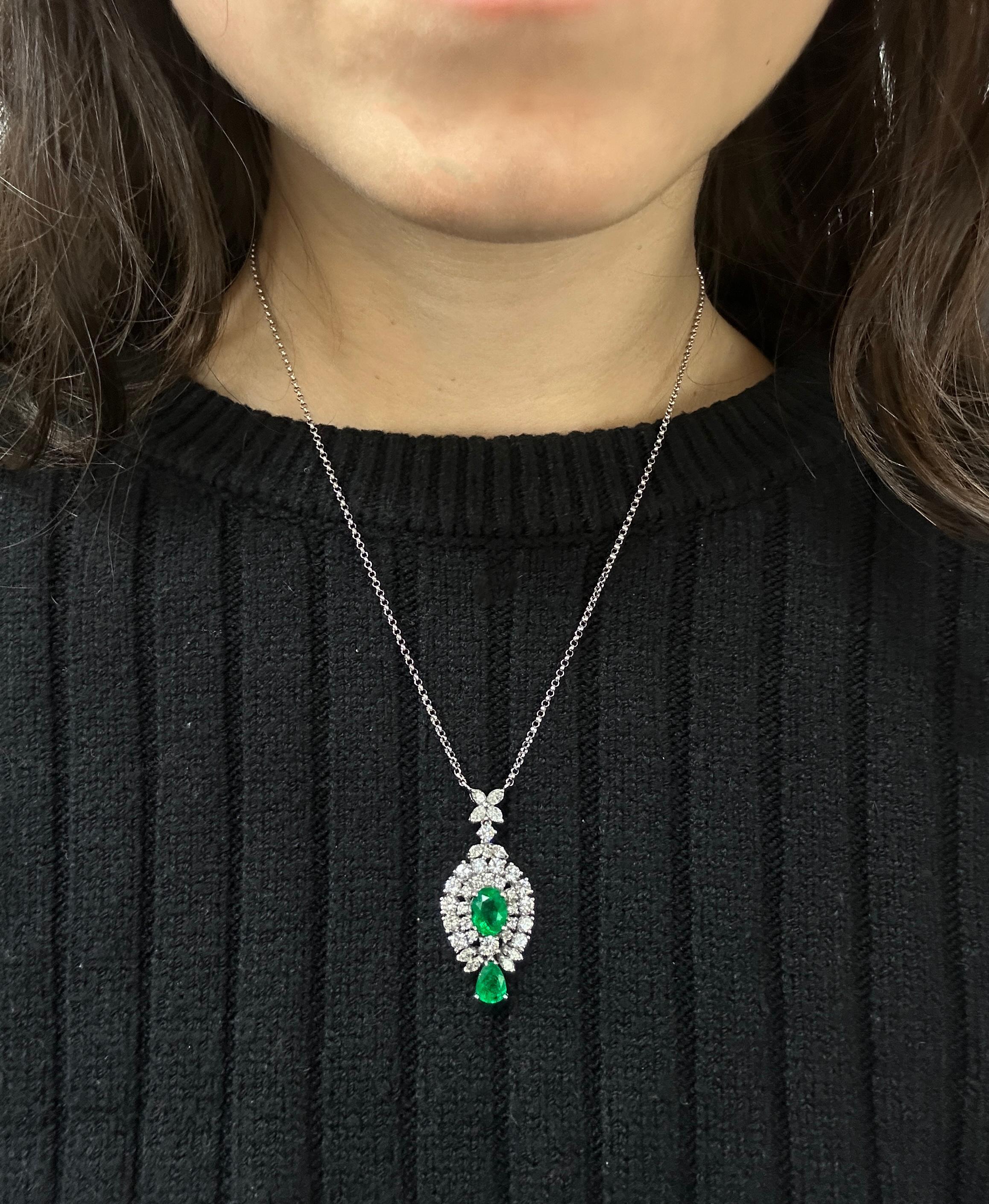 Collana di smeraldi e diamanti in oro bianco 18K con taglio ovale e a pera in vendita 1