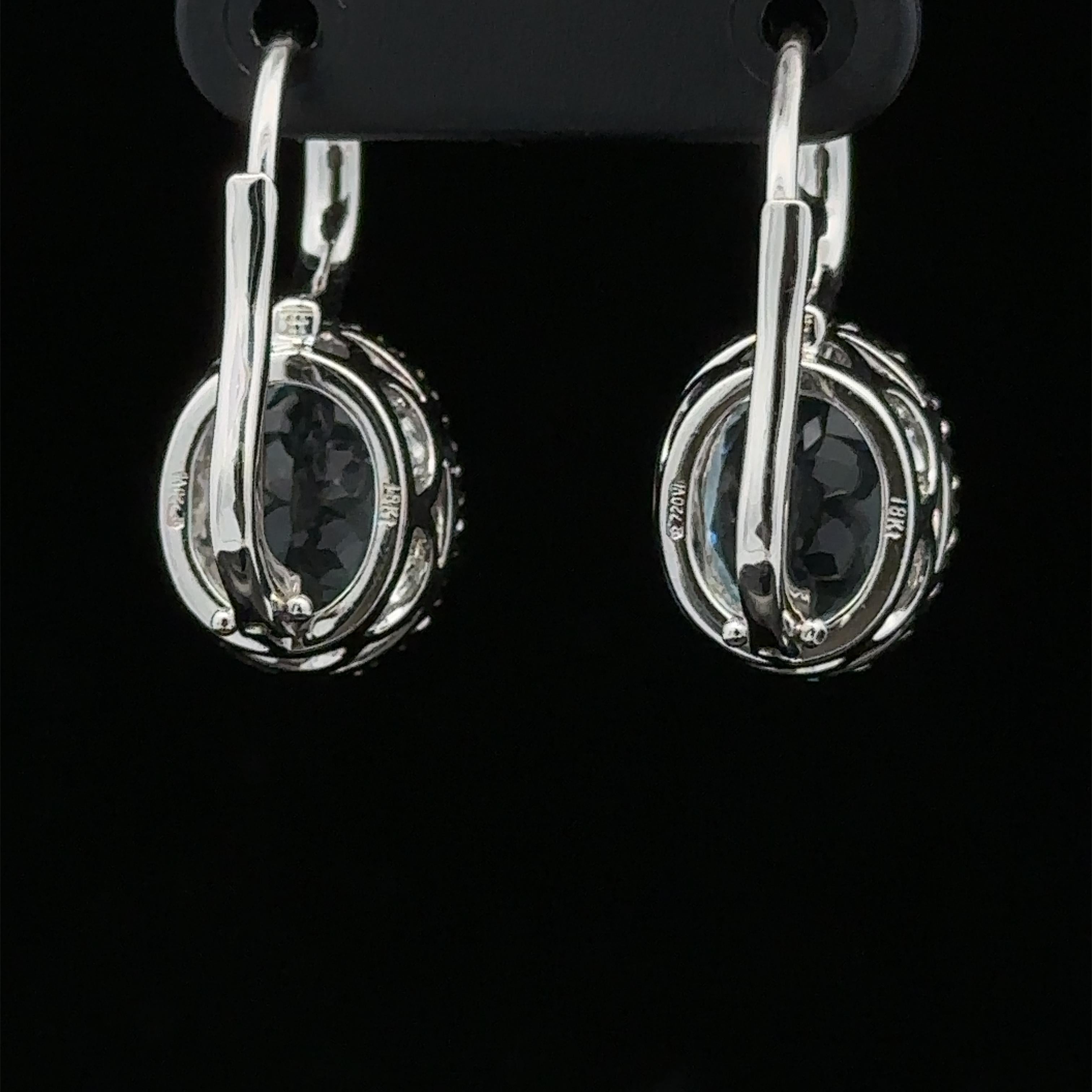 Orecchini a goccia ovali in oro bianco 18 carati con diamante e aureola, con chiusura a leva In condizioni ottime in vendita a Montclair, NJ