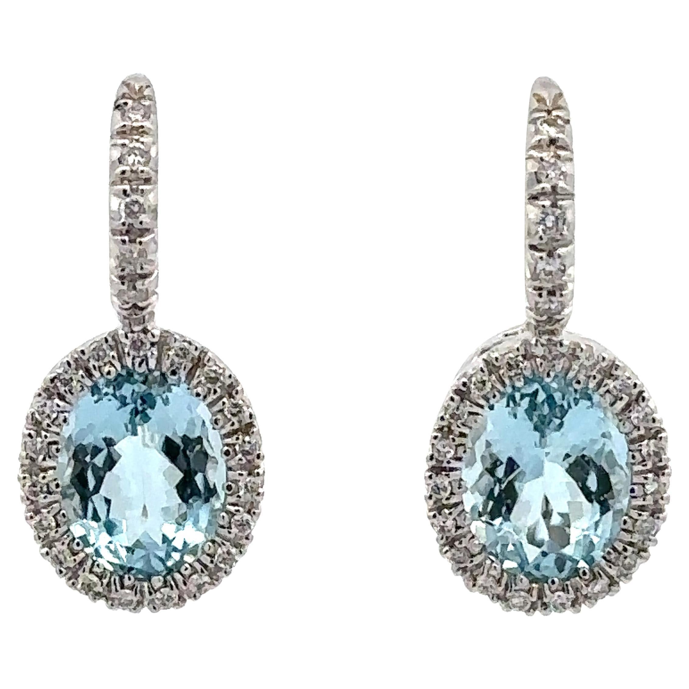 18 Karat Weißgold Oval Aquamarin Diamant Halo Klappbrisur Tropfenohrringe