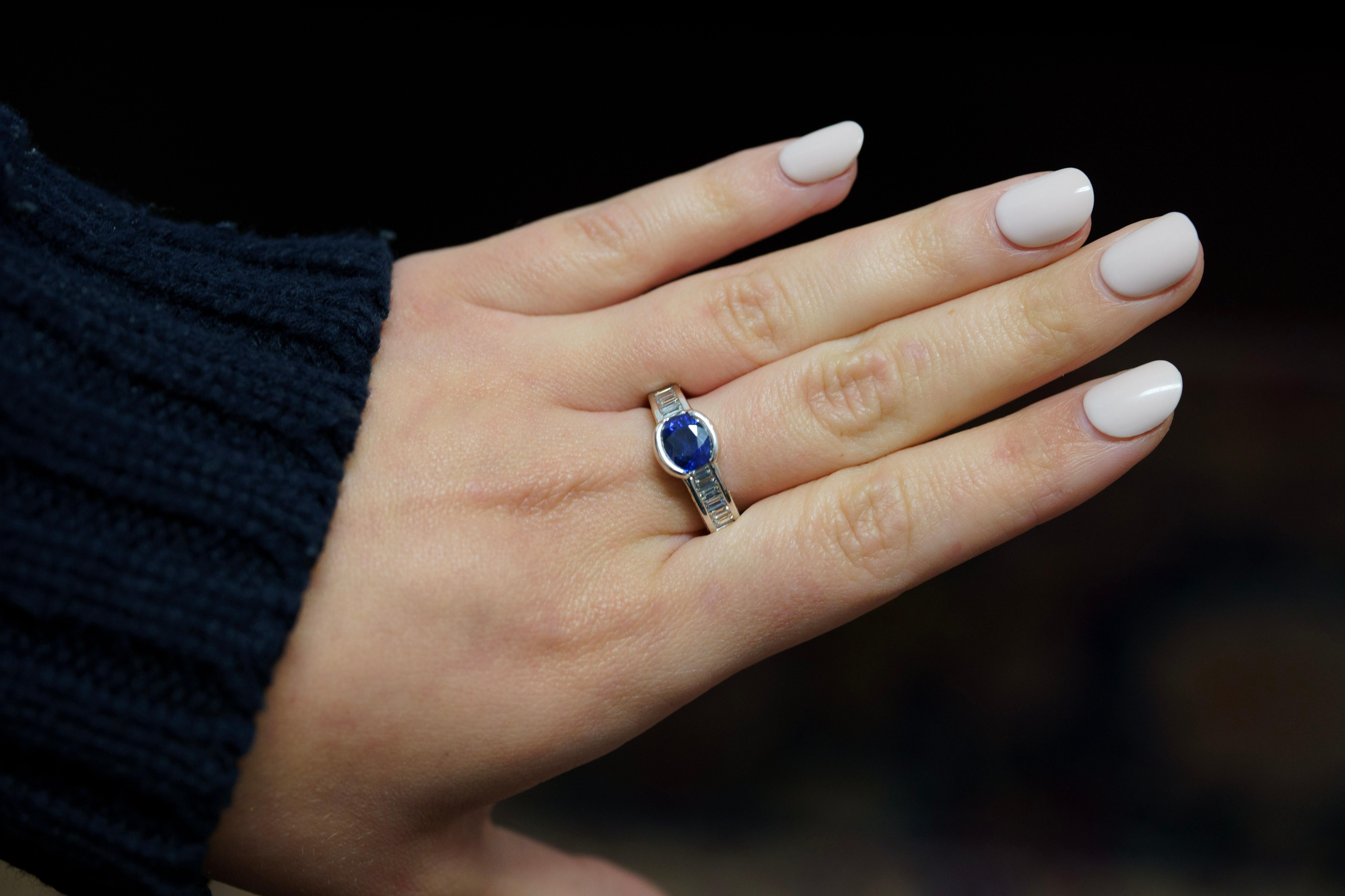 18K White Gold Oval Blue Sapphire & Baguette Diamond Channel and Bezel Set Ring In New Condition For Sale In Miami, FL
