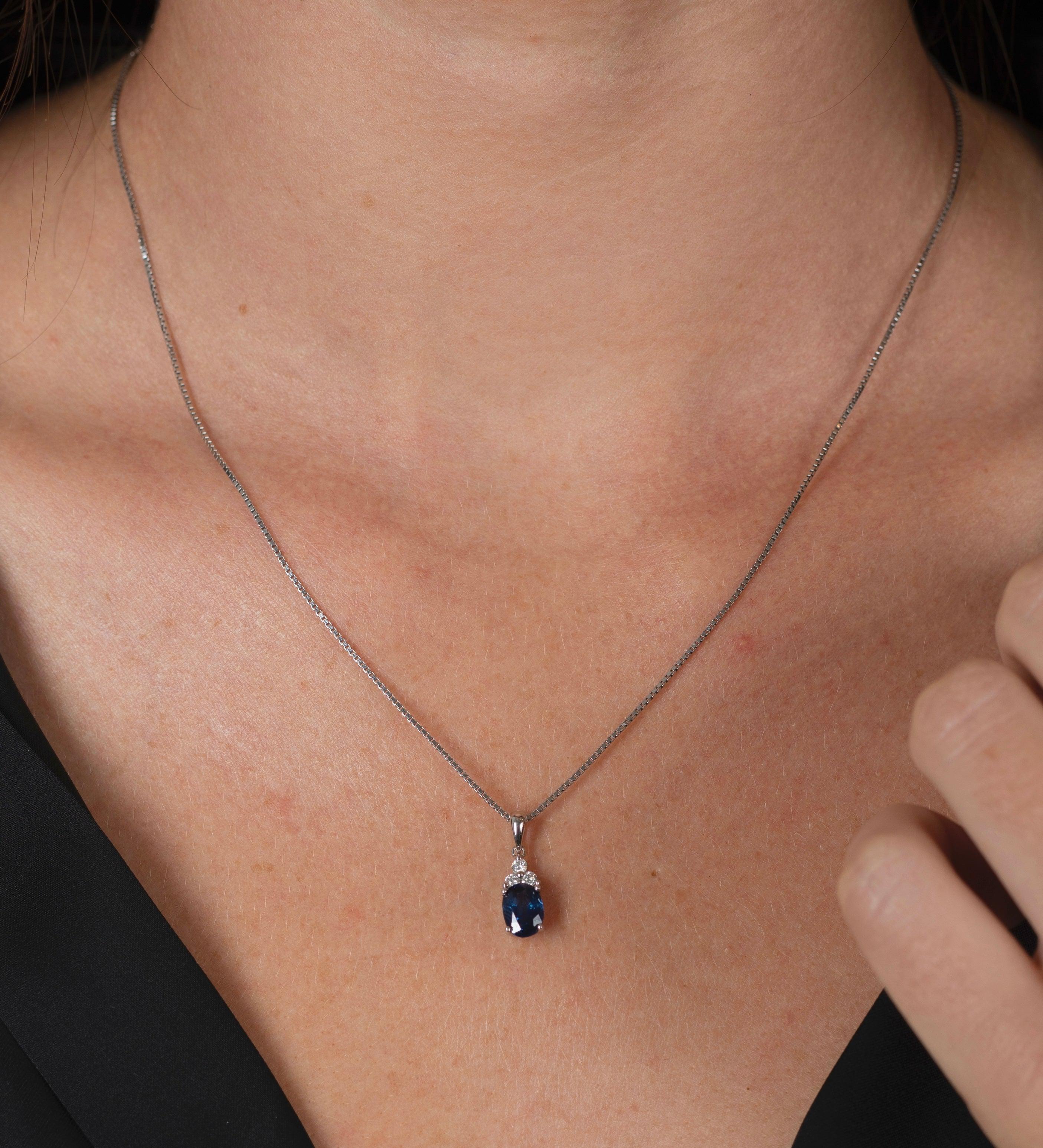Moderno Collana con pendente a tre pietre in oro bianco 18K con zaffiro blu ovale e diamante in vendita