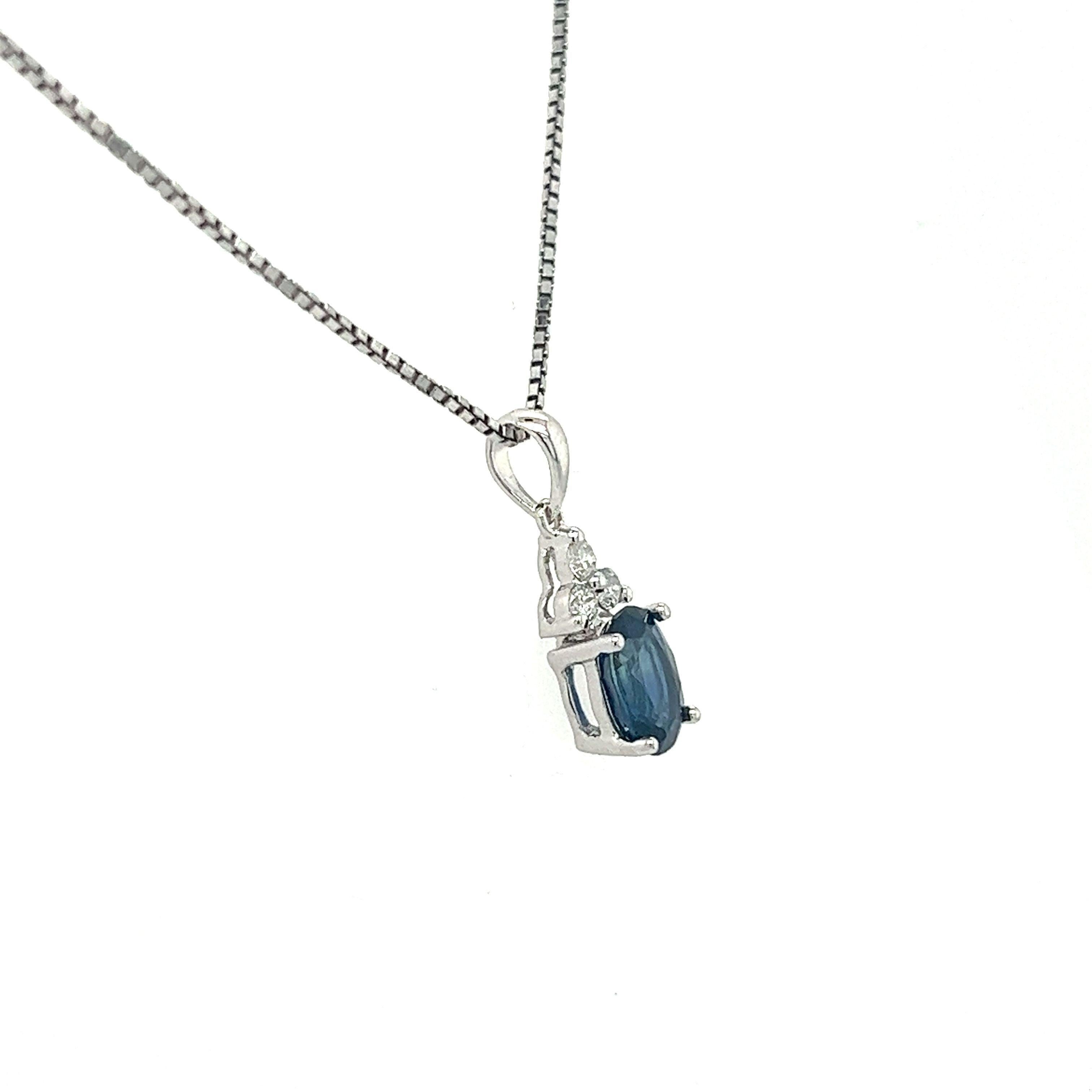 Taglio ovale Collana con pendente a tre pietre in oro bianco 18K con zaffiro blu ovale e diamante in vendita