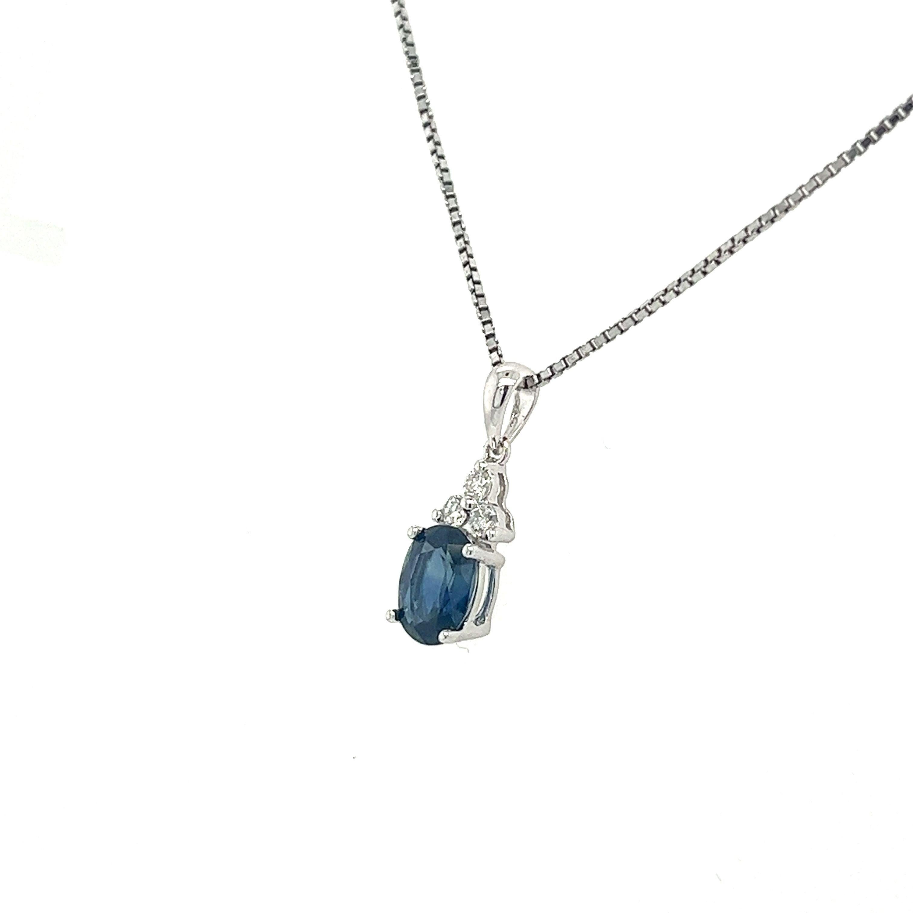 Collana con pendente a tre pietre in oro bianco 18K con zaffiro blu ovale e diamante In condizioni Nuovo in vendita a Miami, FL