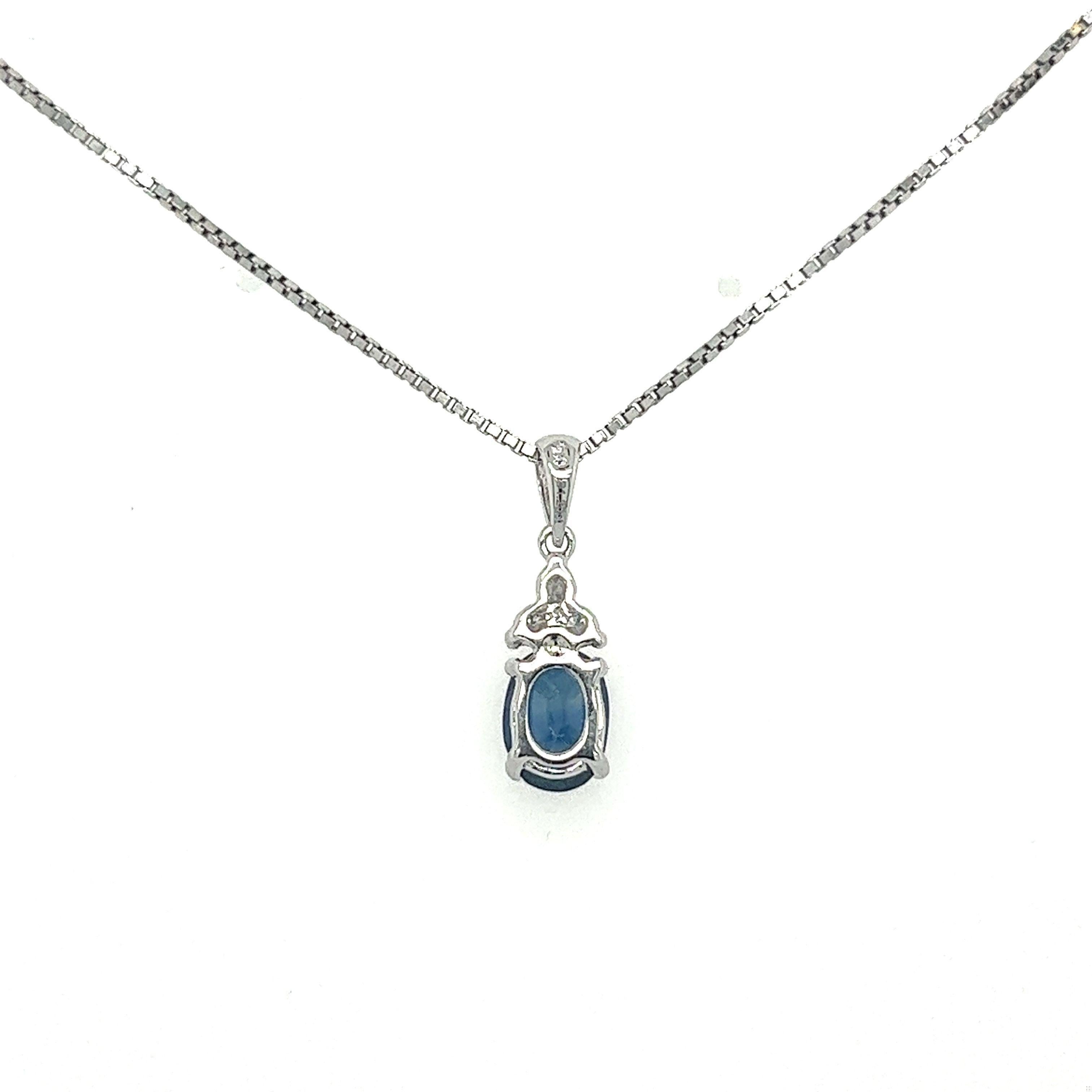 Donna Collana con pendente a tre pietre in oro bianco 18K con zaffiro blu ovale e diamante in vendita