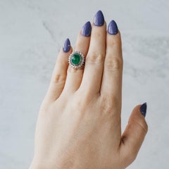 18K Weißgold Oval Cabochon kolumbianischen Smaragd und Diamant Halo Ring