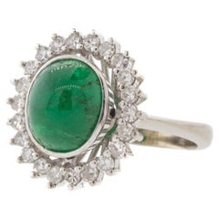 18K Weißgold Oval Cabochon kolumbianischen Smaragd und Diamant Halo Ring