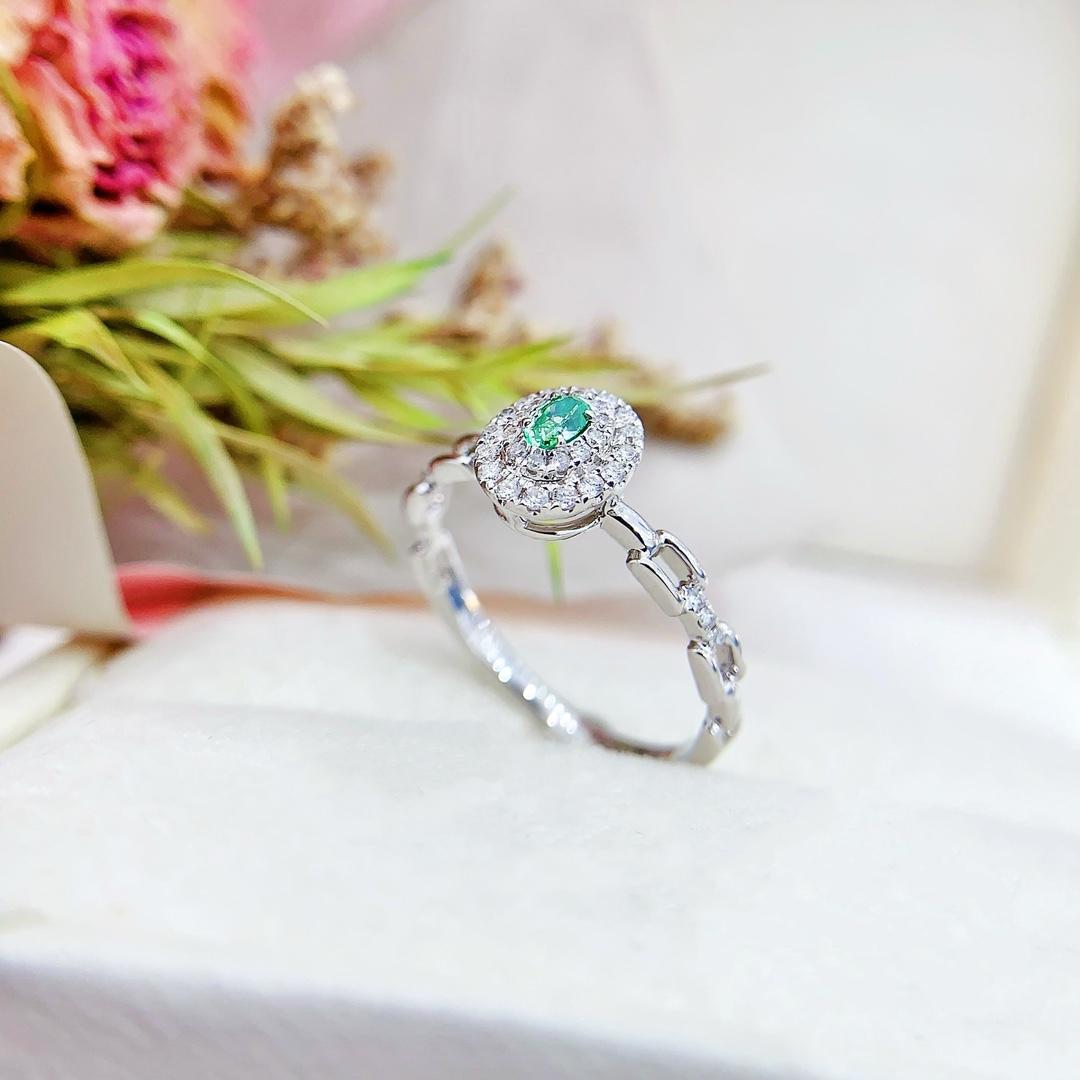 18K White Gold Oval Chain Ring with Natural Green Diamonds

This striking 18K white gold chain ring is adorned with a single oval-cut natural green diamond (0.10ct). The minimalistic design and luxurious materials make this ring a standout piece in