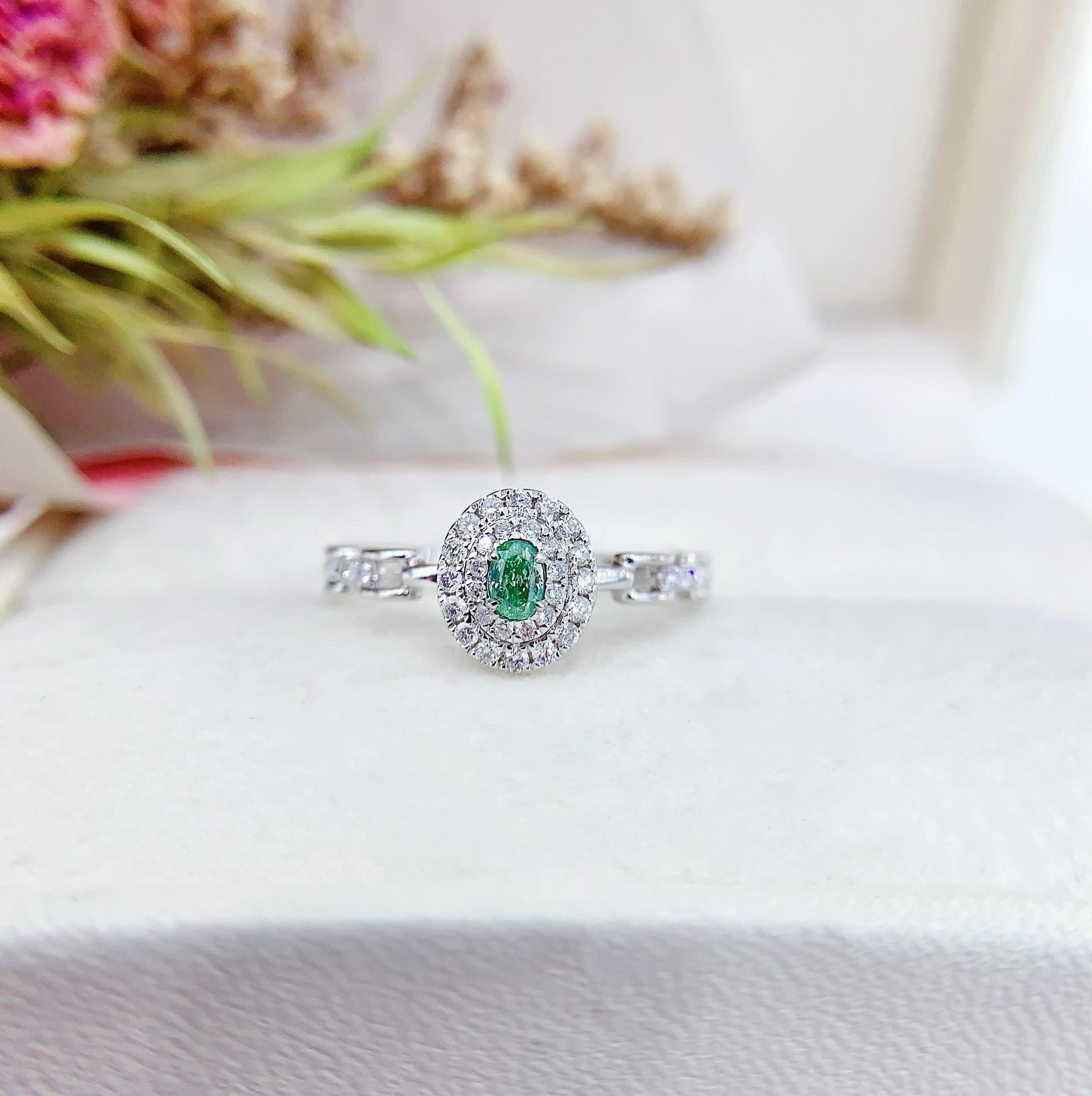 Oval Cut 18K White Gold Oval Chain Ring with Natural Green Diamonds For Sale