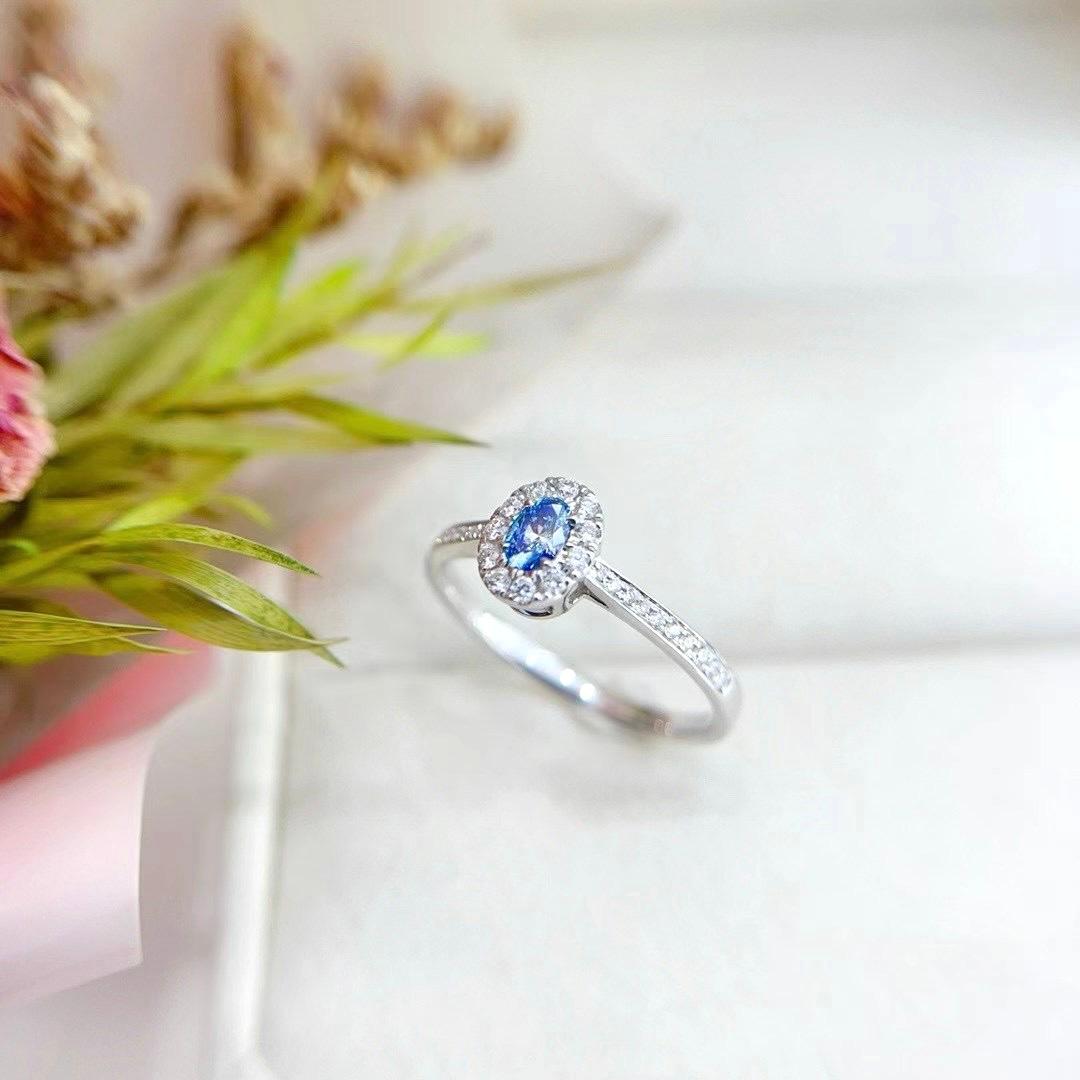 Moderne Bague jonc en or blanc 18 carats avec diamants bleus taille ovale en vente