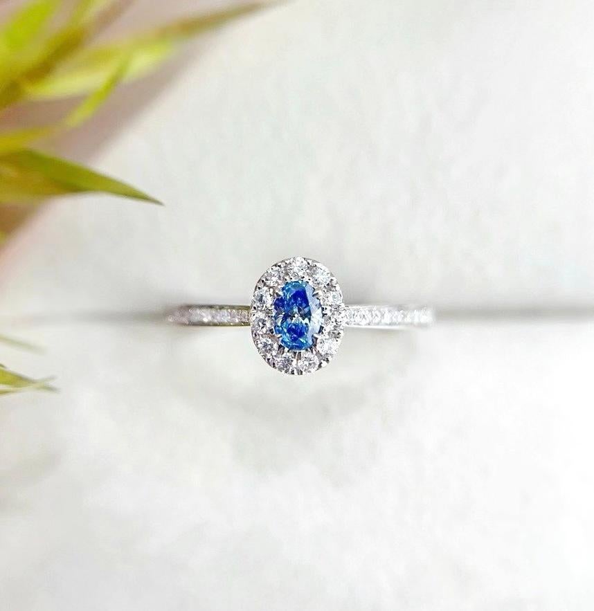 Taille ovale Bague jonc en or blanc 18 carats avec diamants bleus taille ovale en vente