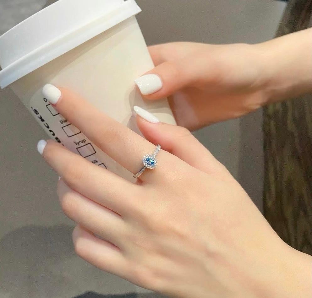 Bague jonc en or blanc 18 carats avec diamants bleus taille ovale Neuf - En vente à Kowloon, HK