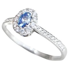 Anillo de oro blanco de 18 quilates con diamantes talla ovalada azul