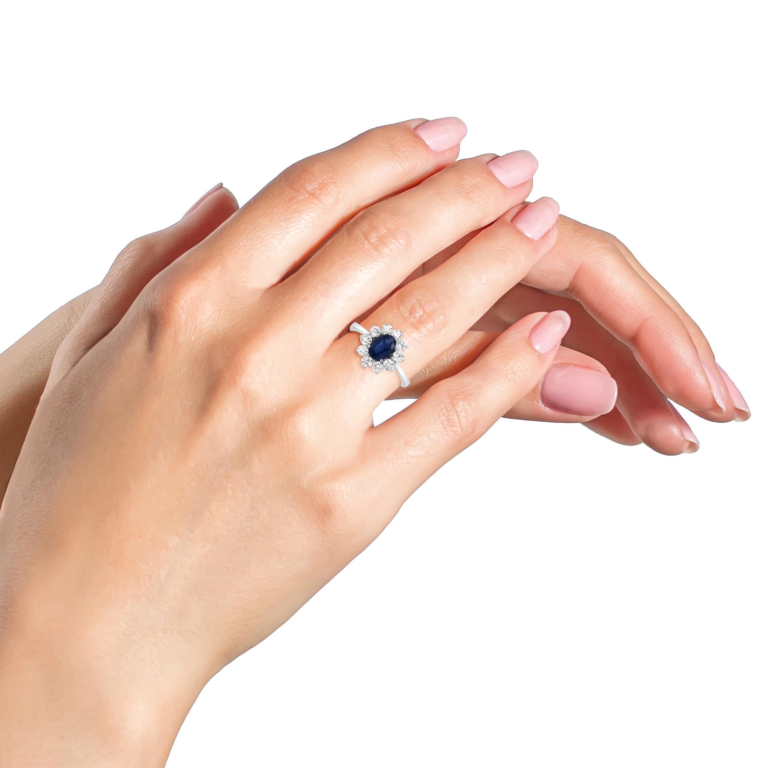 18 Karat Weißgold Ovalschliff Blauer Saphir und Diamant 3/4 Karat Sonnenschliff Halo Ring im Zustand „Neu“ im Angebot in New York, NY